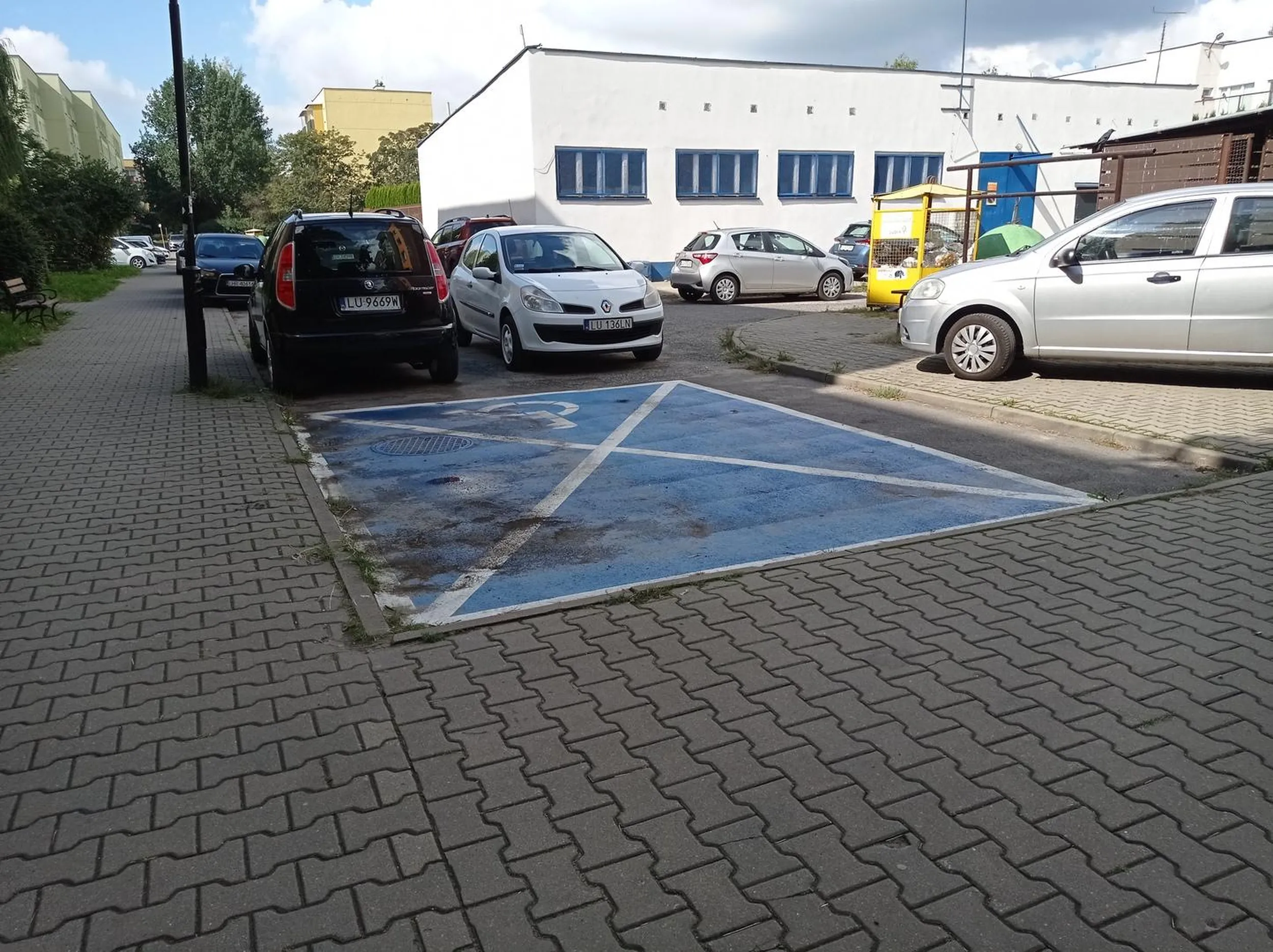 Doceniam, że kierowca nie zajął miejsca dla niepełnosprawnych, ale mógł go też nie zastawiać XDDD