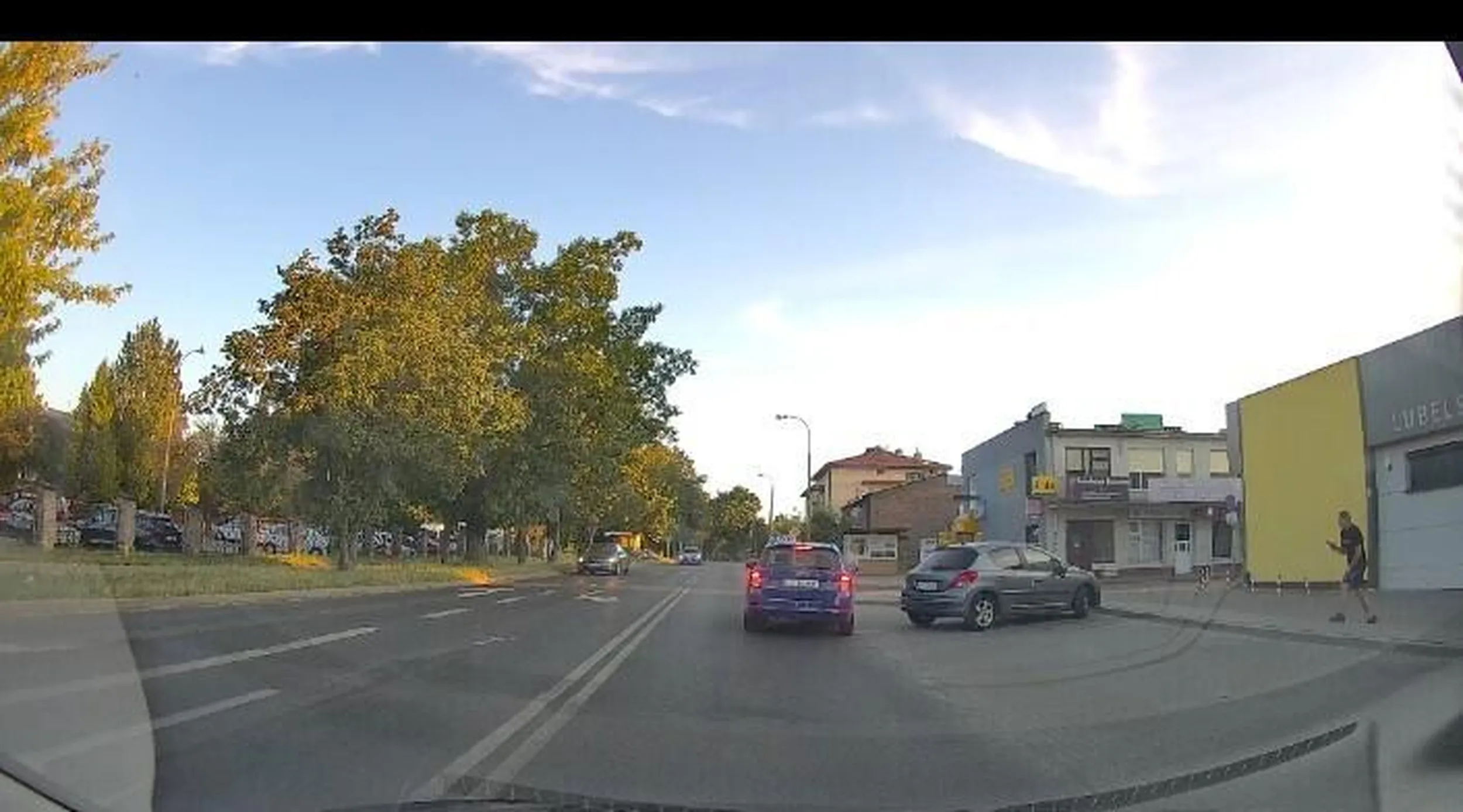 Panie kierowco lub Pani, cały praktycznie parking, a kierowca BOLTA, postanowił utrudnić przejazd i się zatrzymać 2 sek przede mną na środku pasa. Trochę to słabe.