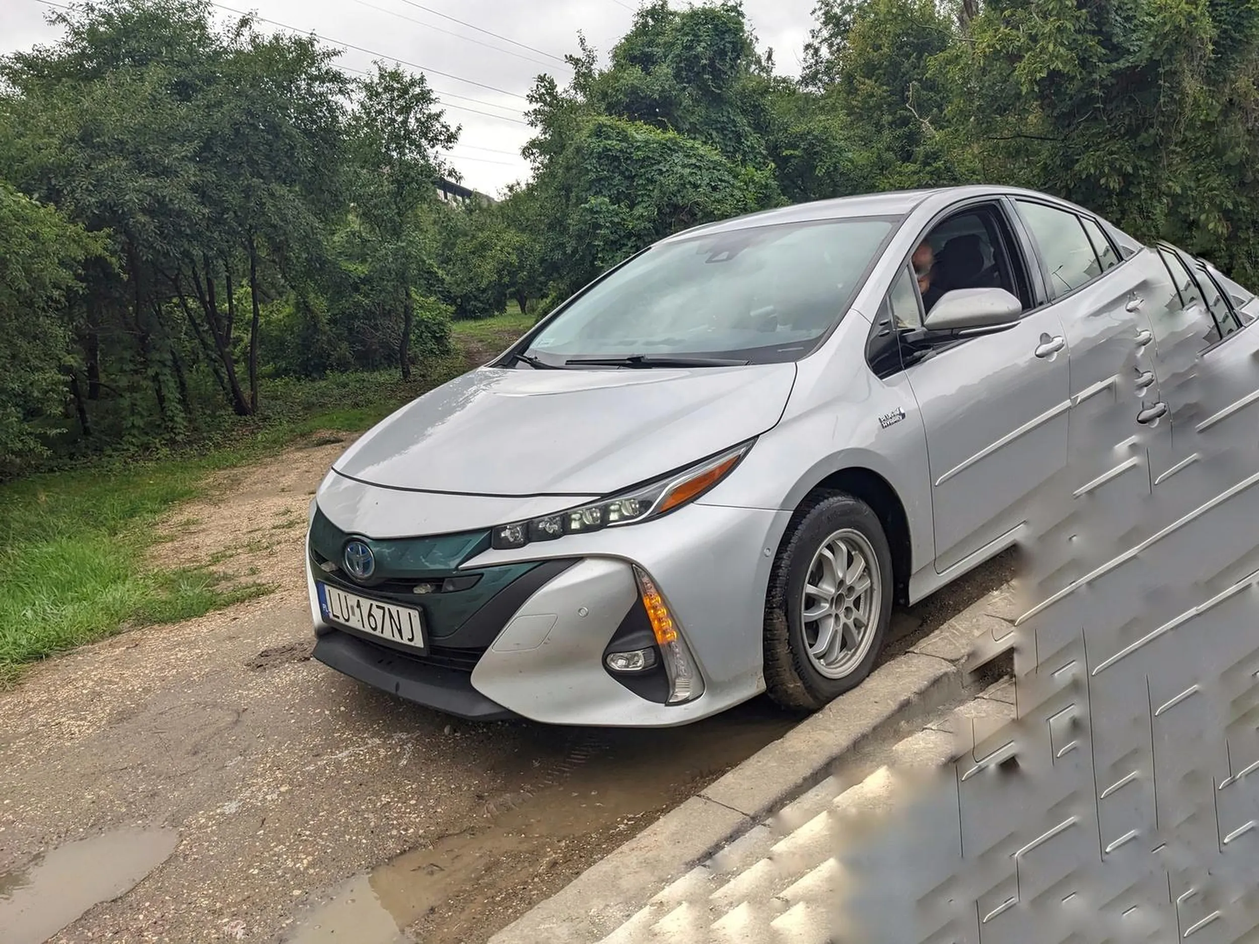 - Parkuje Pan na zieleni! - Wiem, bo tu już nie ma zieleni. - Właśnie przez takich jak Pan.