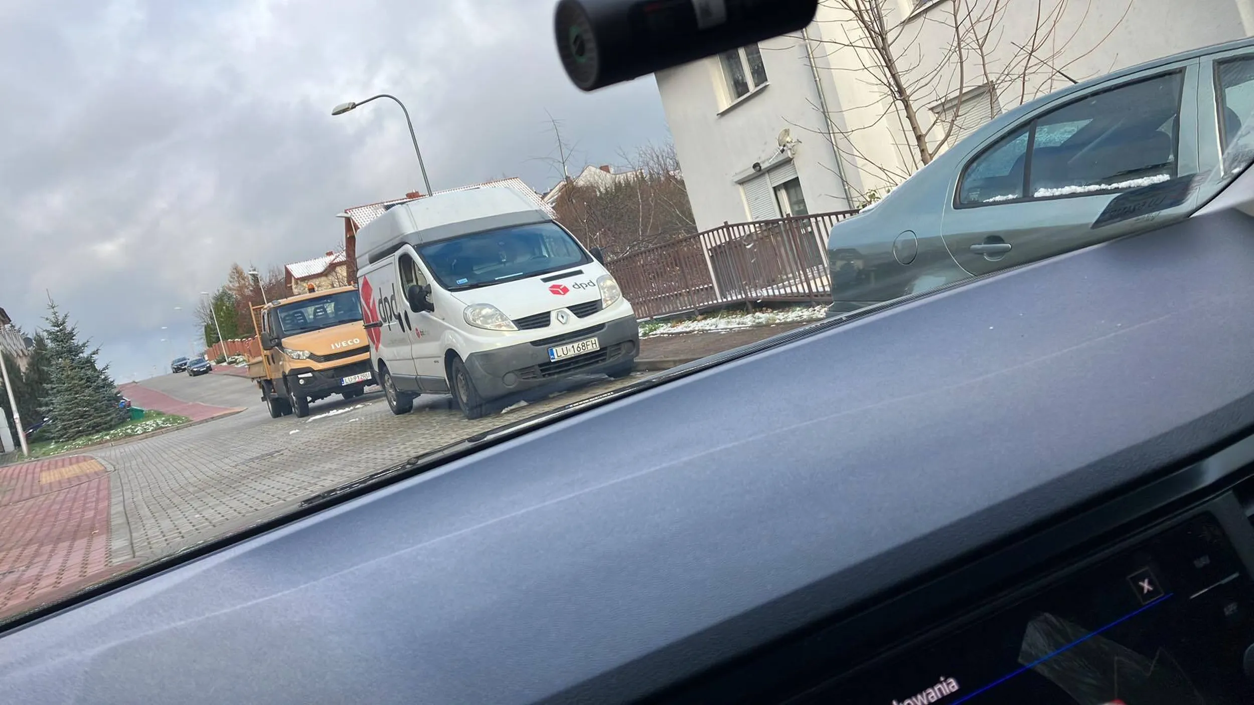 Jak już Pan parkuje to może Pan stanąć bliżej zaparkowanego auta. Tym sposobem zajął Pan 2 miejsca Dzięki temu inni mieszkańcy też będą mogli zaparkować..