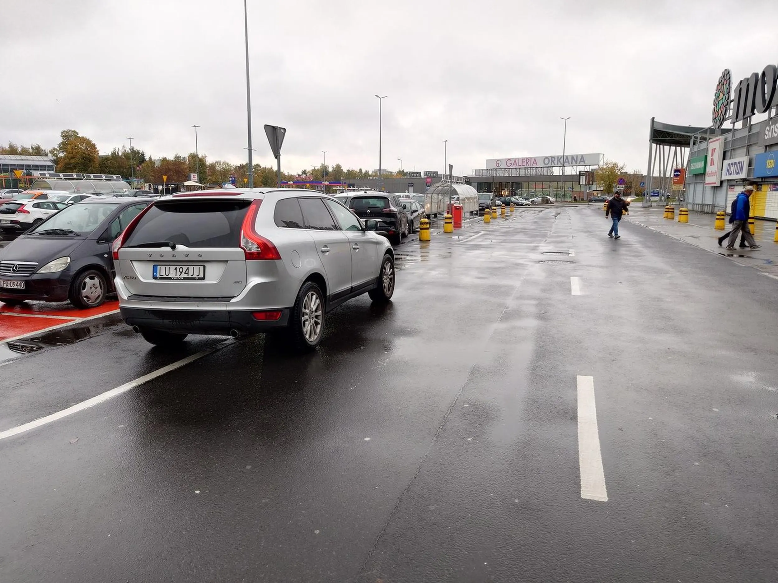 Samochód zaparkowany na wysepce, pomimo betonowych słupków. Nie dość, że utrudnia wymijanie się, bo zablokował pół pasa, to zupełnie nie rozumie po co są takie wysepki. Ma to zapewniać bezpieczeństwo i widoczność wyjeżdżającym. Trzeba być zwykłym imbecylem i mieć w poważaniu istnienie moje, twoje, każdego innego niż on sam.