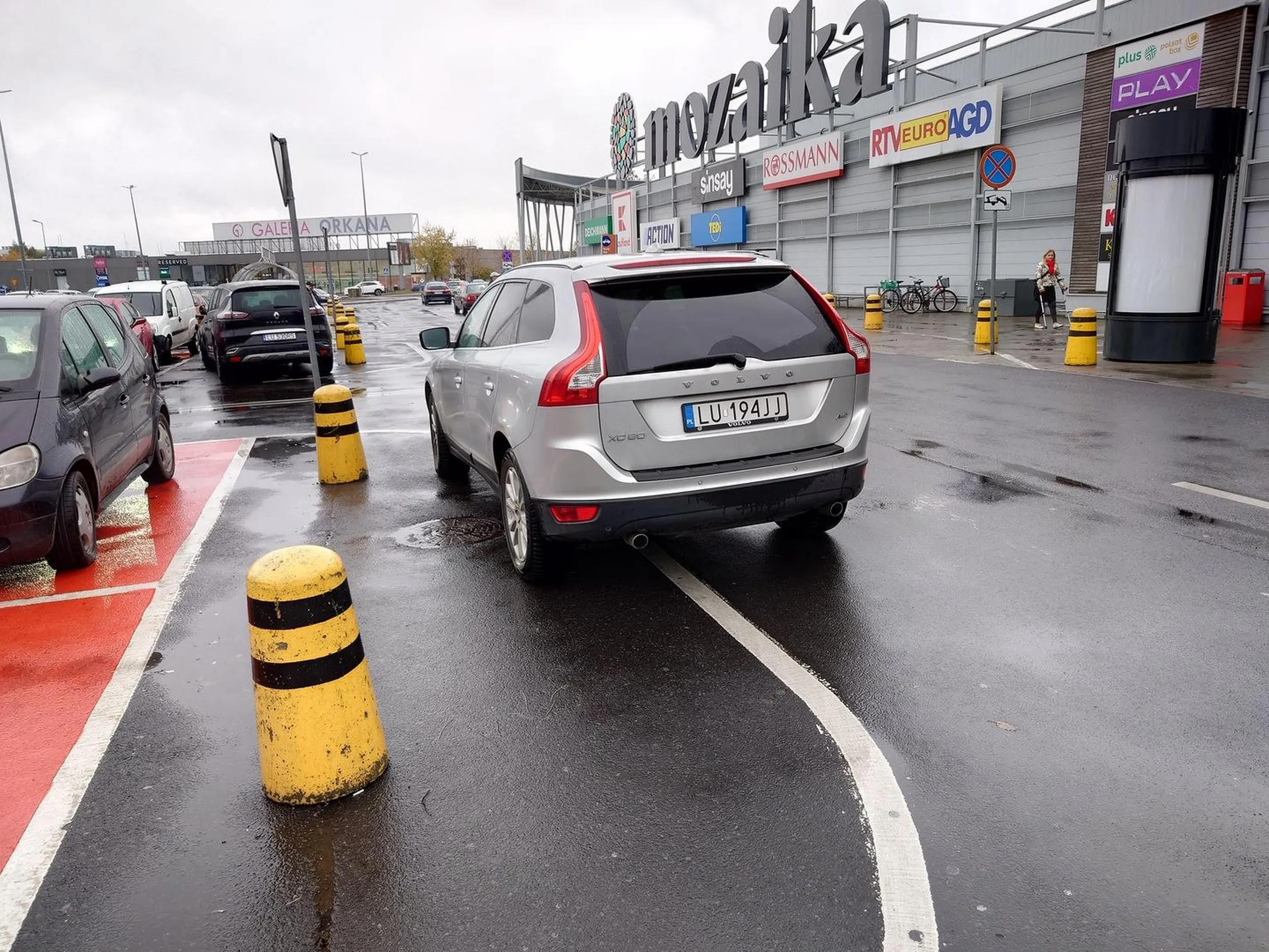 Samochód zaparkowany na wysepce, pomimo betonowych słupków. Nie dość, że utrudnia wymijanie się, bo zablokował pół pasa, to zupełnie nie rozumie po co są takie wysepki. Ma to zapewniać bezpieczeństwo i widoczność wyjeżdżającym. Trzeba być zwykłym imbecylem i mieć w poważaniu istnienie moje, twoje, każdego innego niż on sam.