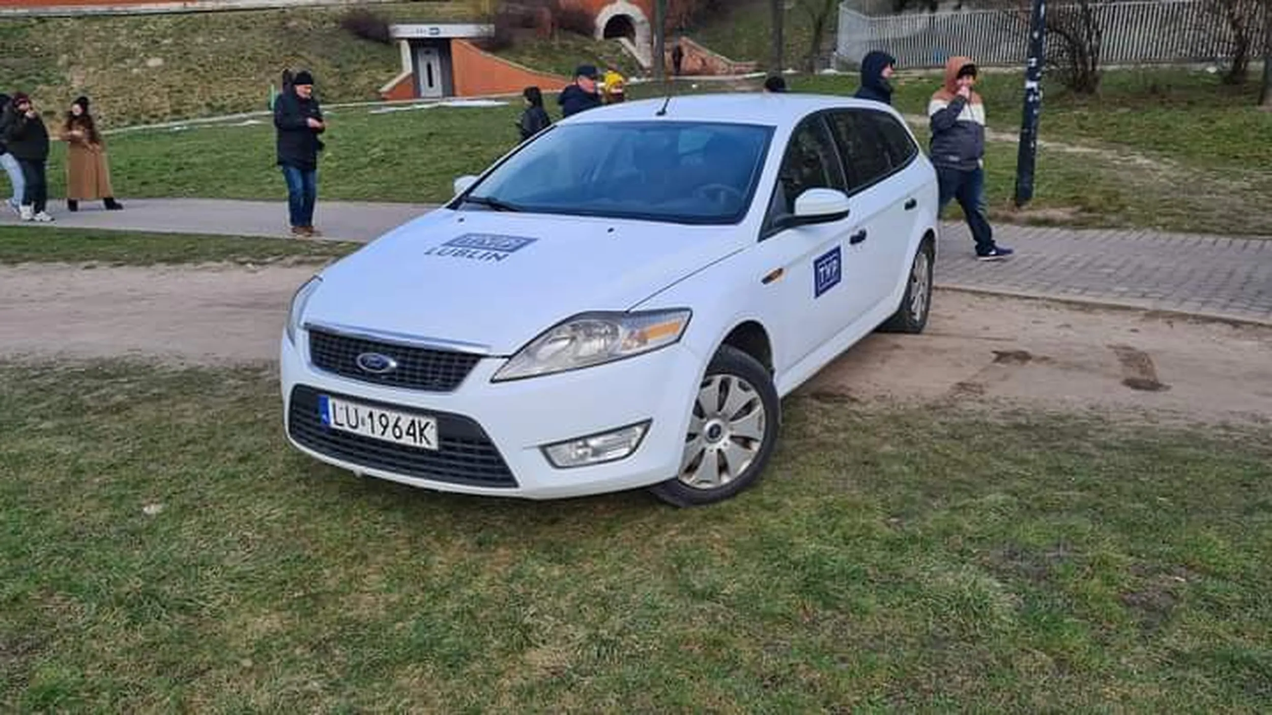 Parkuje gdzie chce, pisiory kłamliwe.