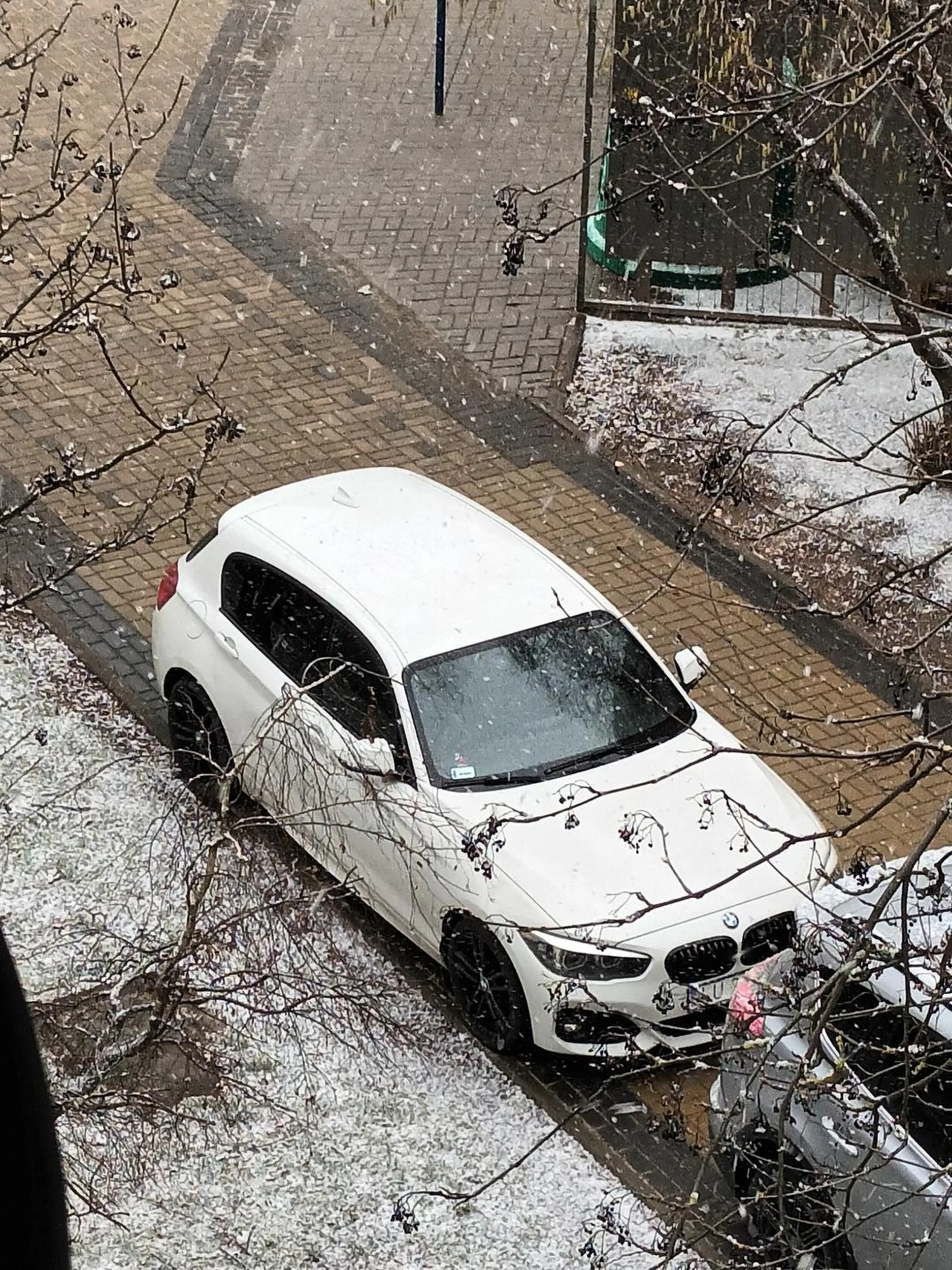 Parkuje samochodem na osiedlu na chodnikach dla pieszych,jakoś każdy potrafi sobie znaleźć miejsce parkingowe na parkingach tylko nie ON, PROSTAK!Jak stac go na najnowsze BMW to niech sobie kupi miejsce parkingowe a nie staje pod samym wejściem do klatki..kretyn LUBLIN ,OSIELE LSM