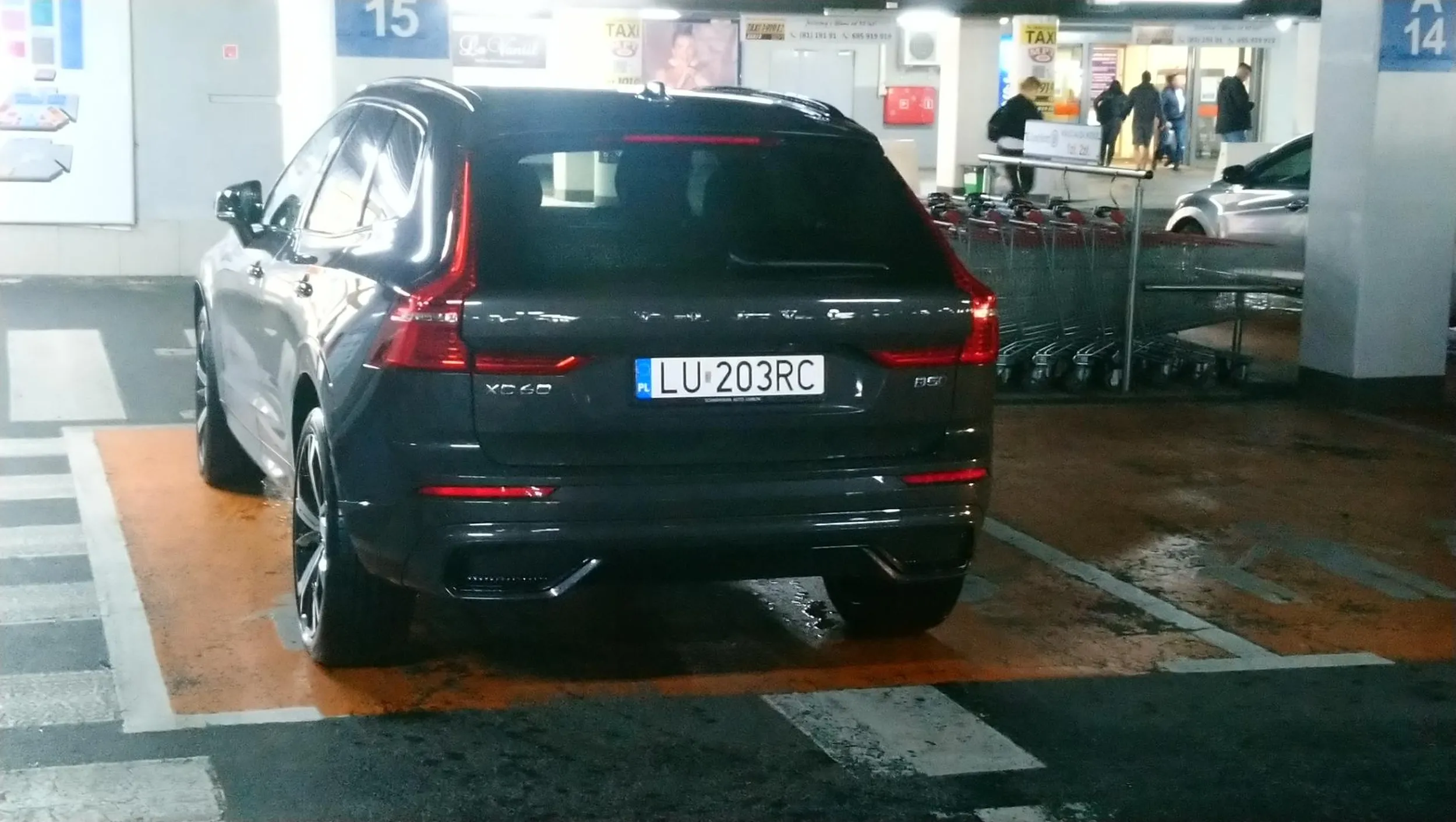 Ot panisko co by daleko nie było zaparkował dla miejscu z dziećmi i kobiet w ciąży. Ja rozumiem że niechce się du.. ruszyć ale żeby być takim chcamem? A obok miejsca dla ♿ były wolne. Było tam zaparkować. Aaaa bales się że na mandat nie będzie. Jesteś taki zalosny ze parkujesz gdzie nie możesz.