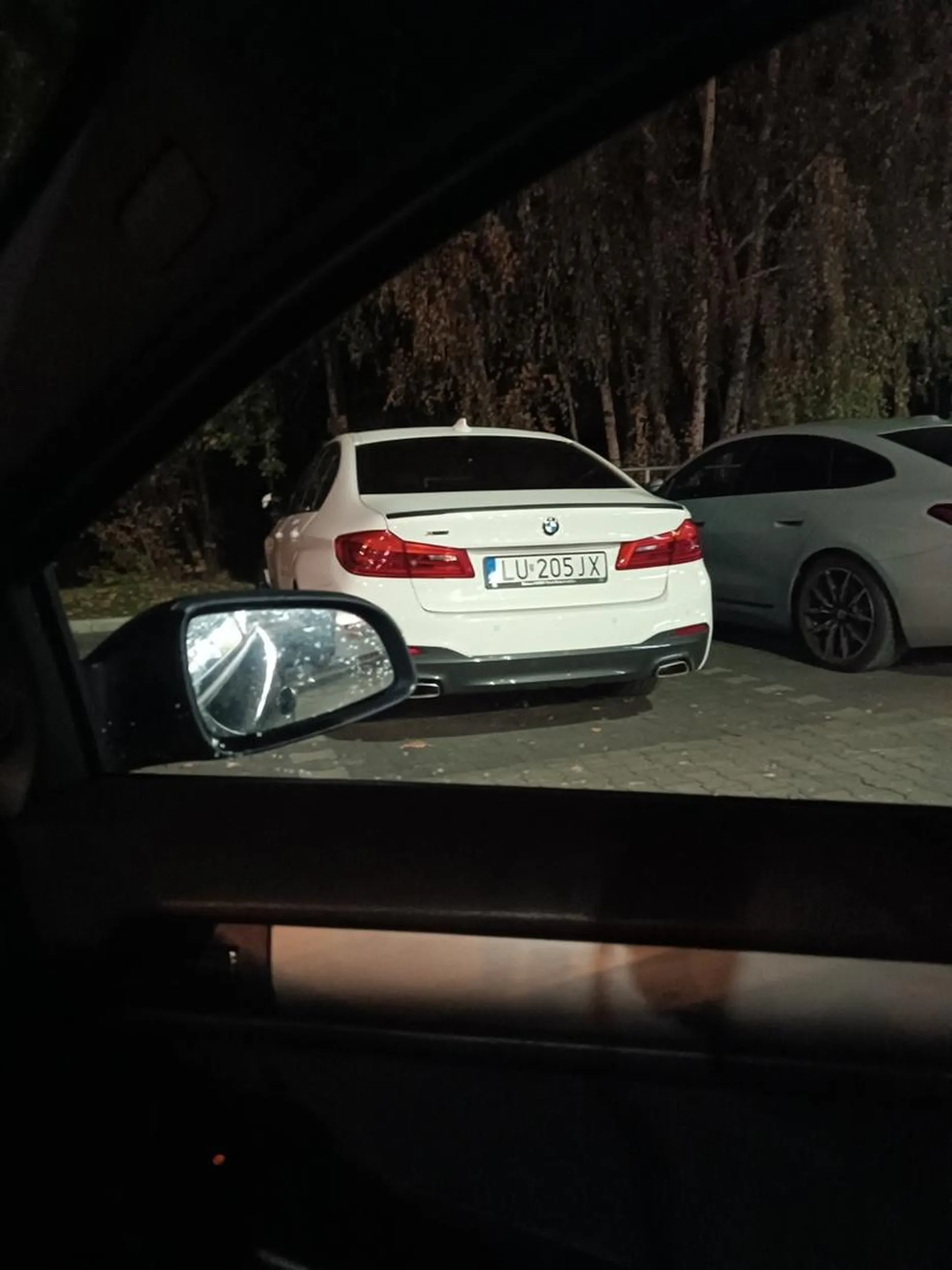 Pan/Pani parkuje jak chce blokując inny samochód