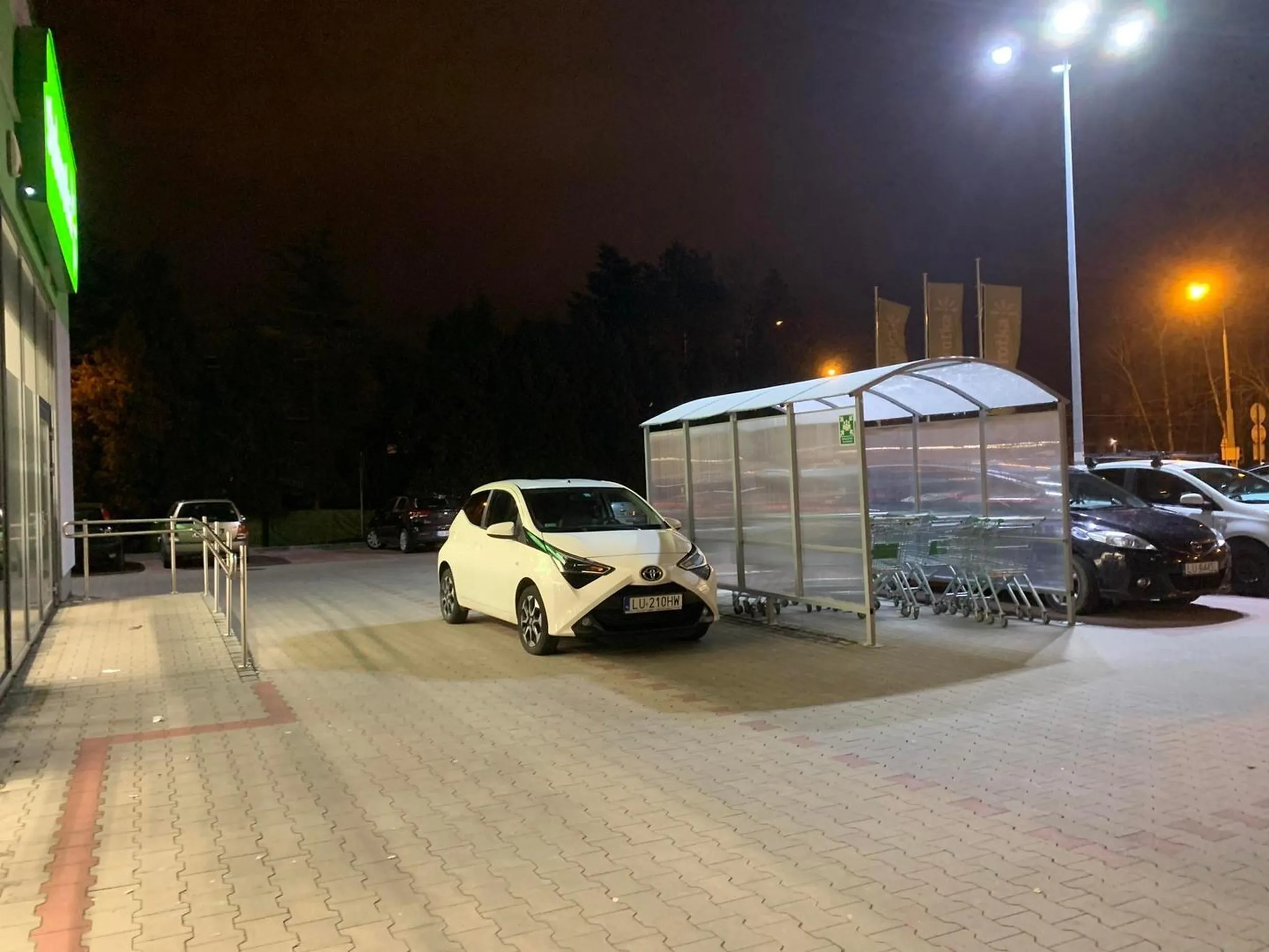 Może by tak zaparkować na jednym z miejsc parkingowych? W końcu 90% parkingu wolnego :D nieee lepiej odstawić autko na środku przejazdu i pójść w spokoju na zakupy ;)