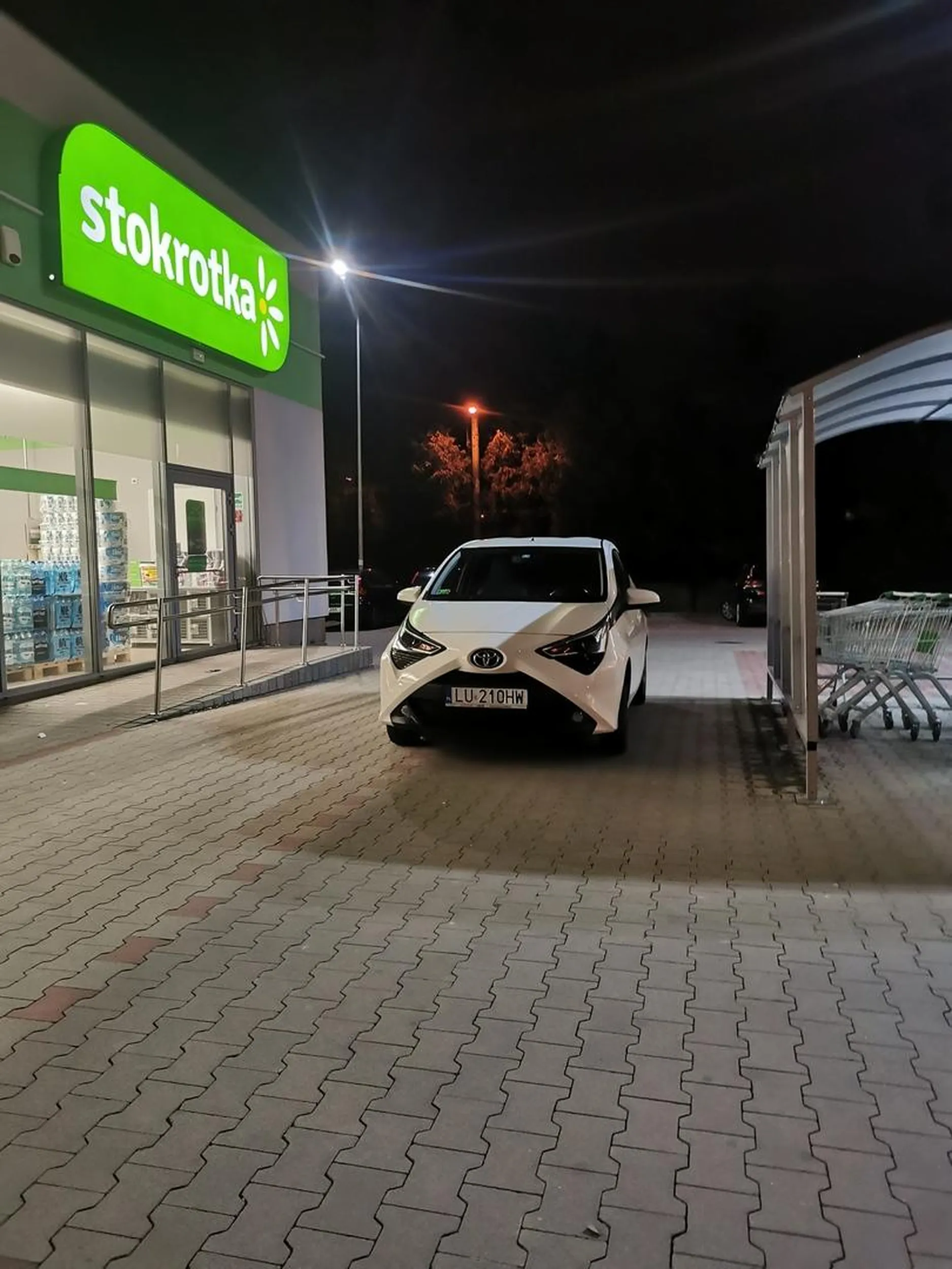 Może by tak zaparkować na jednym z miejsc parkingowych? W końcu 90% parkingu wolnego :D nieee lepiej odstawić autko na środku przejazdu i pójść w spokoju na zakupy ;)