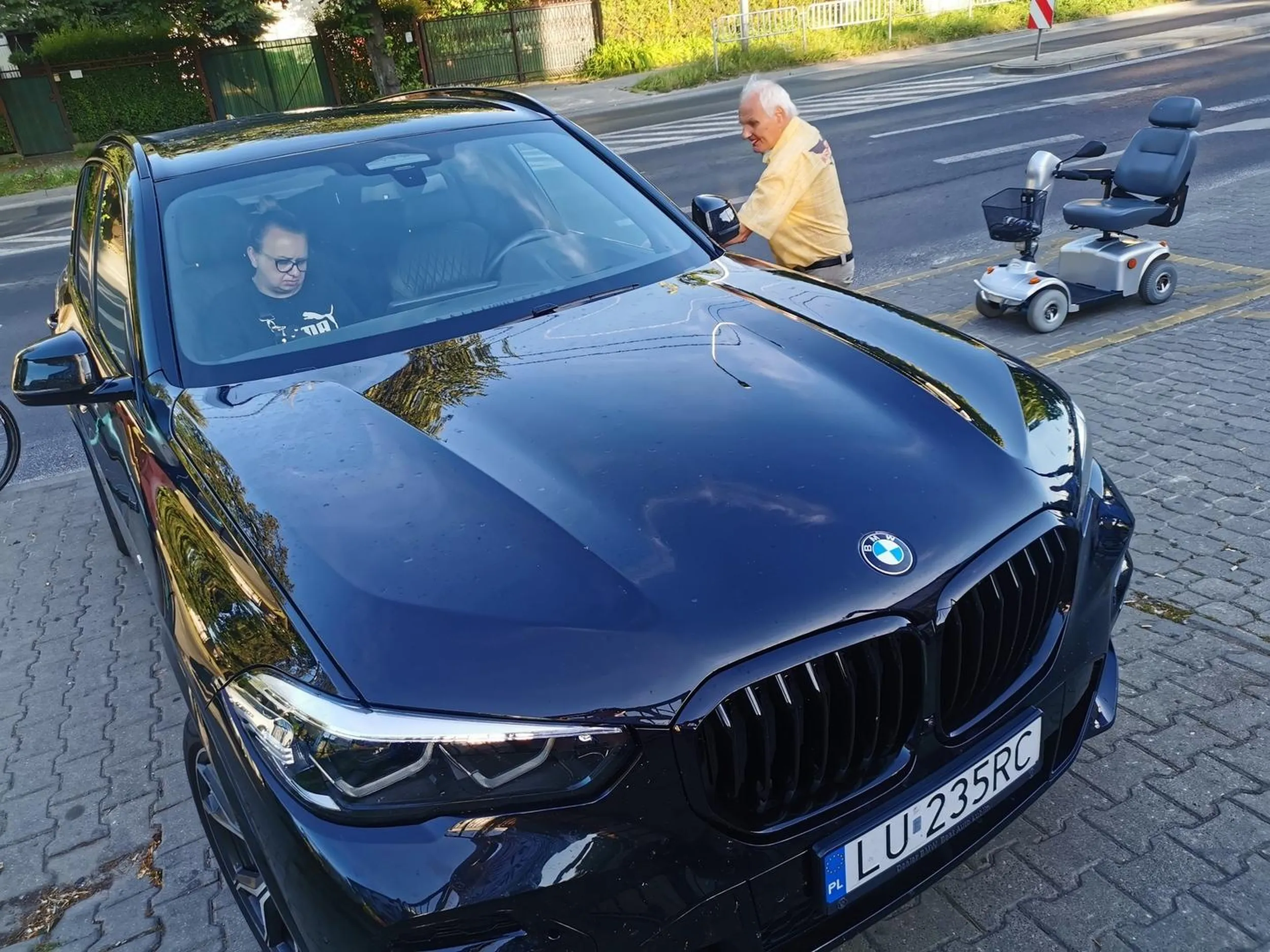 Ćwierćinteligent zaparkował blokując cały chodnik, uniemożliwiając inwalidzie przejazd