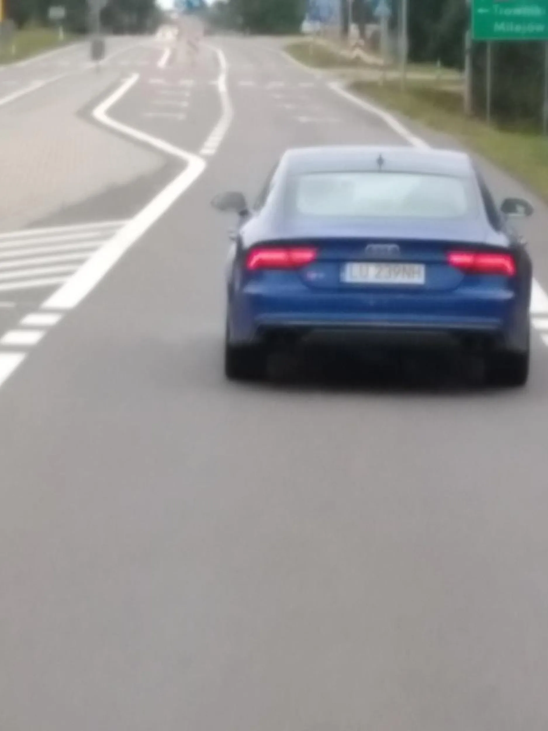 Jedzie na drodze krajowej 50 przy próbie wyprzedzania przyspiesza i uniemożliwia wyprzedzanie