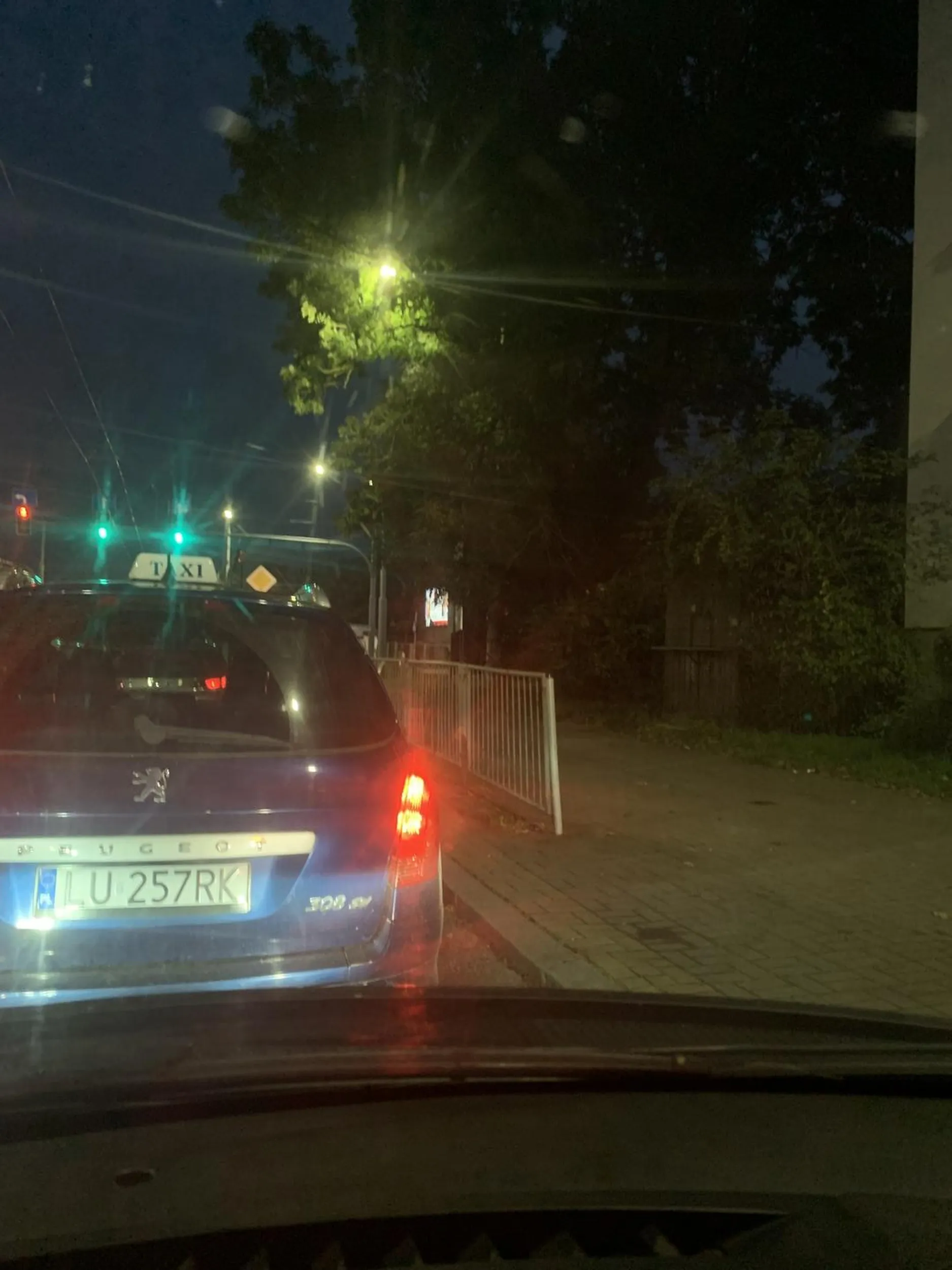 Wymusza pierwszeństwo na skrzyżowaniu i nie używa kierunkowskazów. Dla własnego bezpieczeństwa proponuję zachować odstęp.