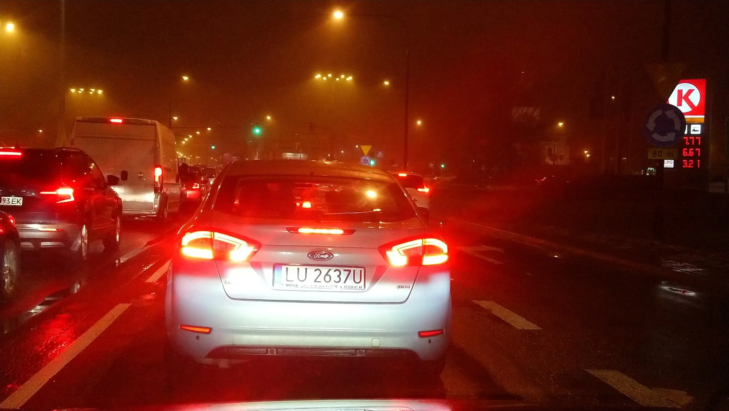 Jedzie sobie za kierownicą, widoczność 300 metrów a rypie tylnymi przeciwmgielnymi!!! Co za babsko bez pojmy o jeźdzeniu!!!!!