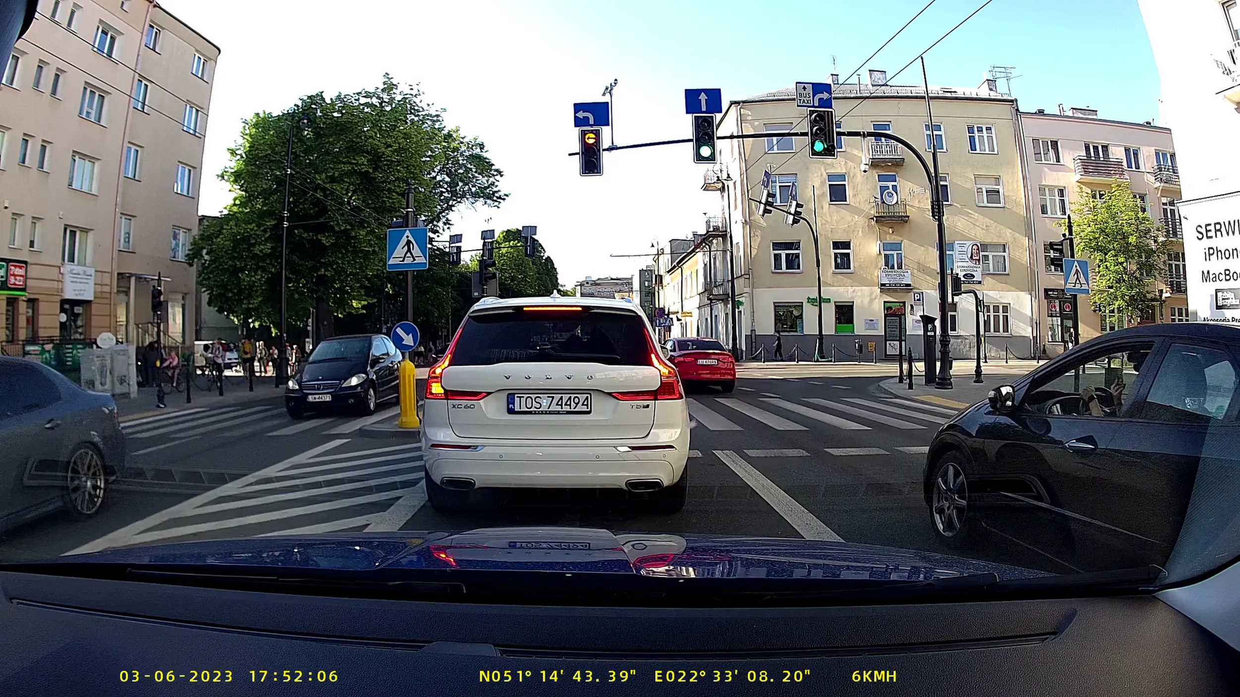 Kobitko, naucz się jeździć. Takiej nieudolnej zmiany pasa ruchu już dawno nie widziałem. Jednak potwierdzasz regułę, że jesteście niezdecydowane. Komuś jednak po zwróceniu uwagi (krótkim trąbnięciem) chyba korona z głowy spadła. Śmieszne. Zupełny brak pokory, ale za to agresja niewerbalna. Stąd też lecisz na skrzynkę STOP AGRESJI. Skumuluje się fajny mandacik (jazda na wprost, z pasa do skrętu w lewo, przejazd przez linię ciągłą, wymuszenie pierwszeństwa). https://drive.google.com/file/d/1Pik52SKjzYIriUWv-6LL-2r5OP-TC4Dl/view?usp=sharing