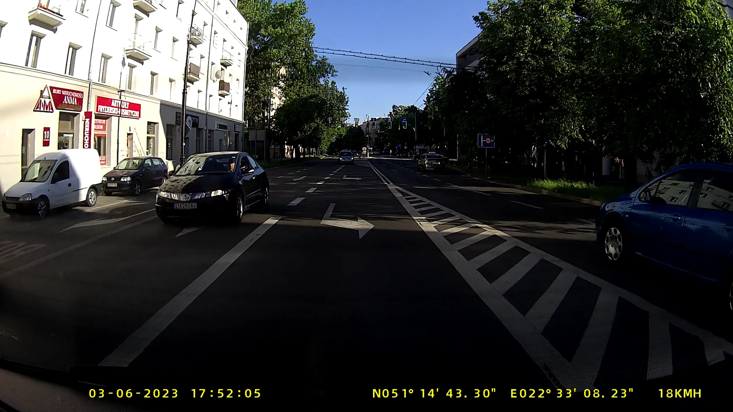 Kobitko, naucz się jeździć. Takiej nieudolnej zmiany pasa ruchu już dawno nie widziałem. Jednak potwierdzasz regułę, że jesteście niezdecydowane. Komuś jednak po zwróceniu uwagi (krótkim trąbnięciem) chyba korona z głowy spadła. Śmieszne. Zupełny brak pokory, ale za to agresja niewerbalna. Stąd też lecisz na skrzynkę STOP AGRESJI. Skumuluje się fajny mandacik (jazda na wprost, z pasa do skrętu w lewo, przejazd przez linię ciągłą, wymuszenie pierwszeństwa). https://drive.google.com/file/d/1Pik52SKjzYIriUWv-6LL-2r5OP-TC4Dl/view?usp=sharing