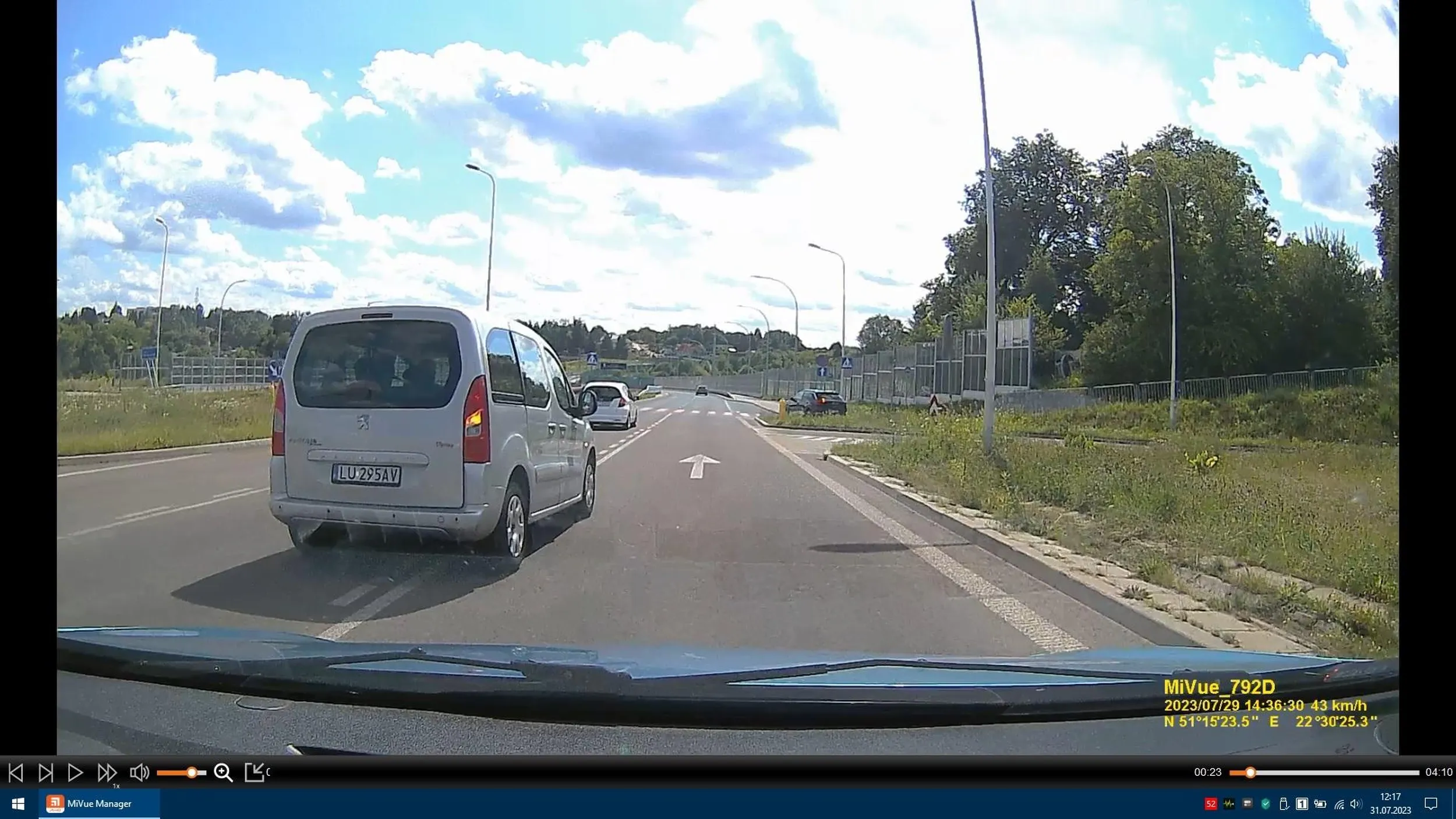 Po to masz lusterka by patrzeć przy zmianie pasa ruchu a nie pchać się bezpośrednio przed samochód i jeszcze pukać się w czoło. Jeździsz w okularach to zmień optyka jak w nich nie widzisz. A po drugie jak włączysz kierunkowskaz i zjeżdżasz na inny zajęty pas ruchu to nie masz pierwszeństwa jak twierdzisz. Kursy doszkalające też są dal ludzi ...