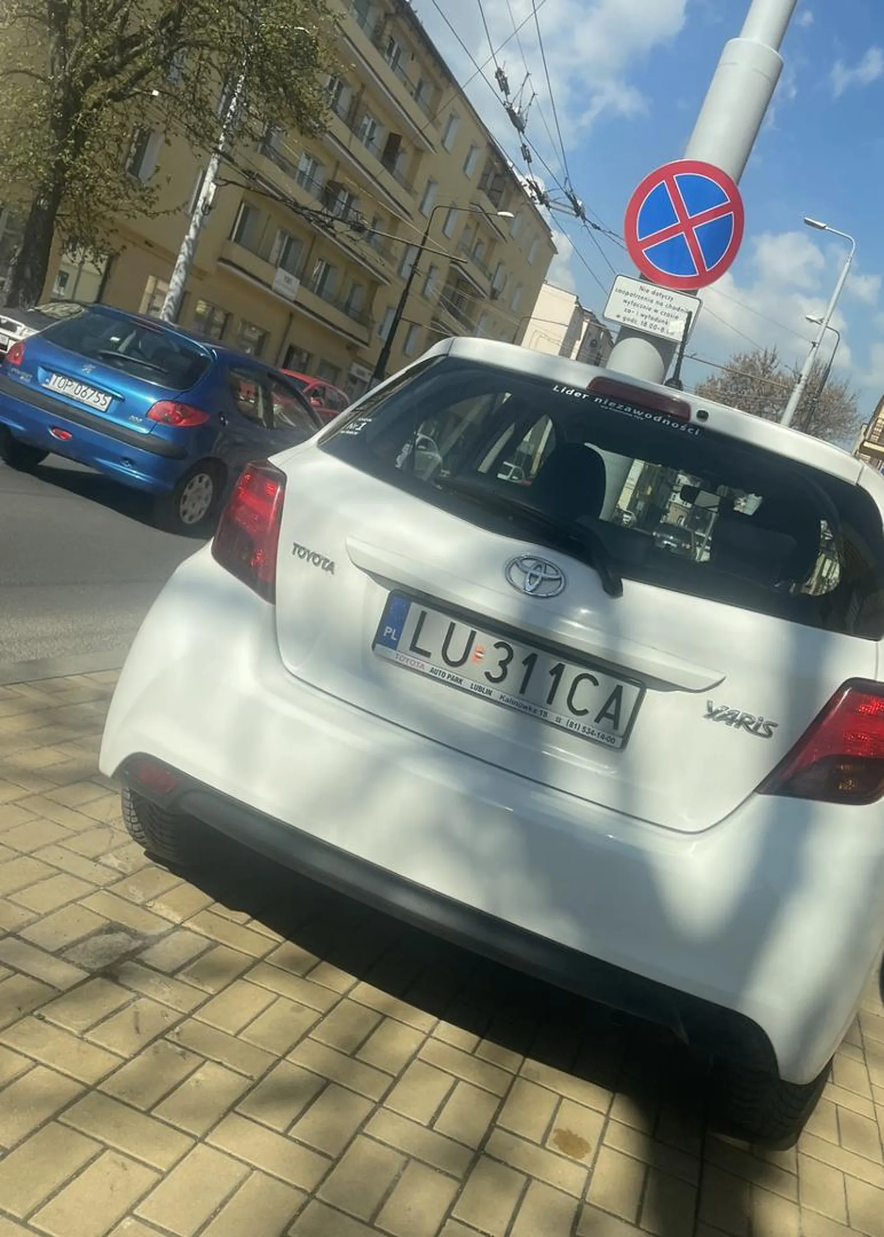 Kolejny raz zajmuje jedyne miejsce parkingowe pod pocztą i idzie sobie do apteki po drugiej stronie ulicy..