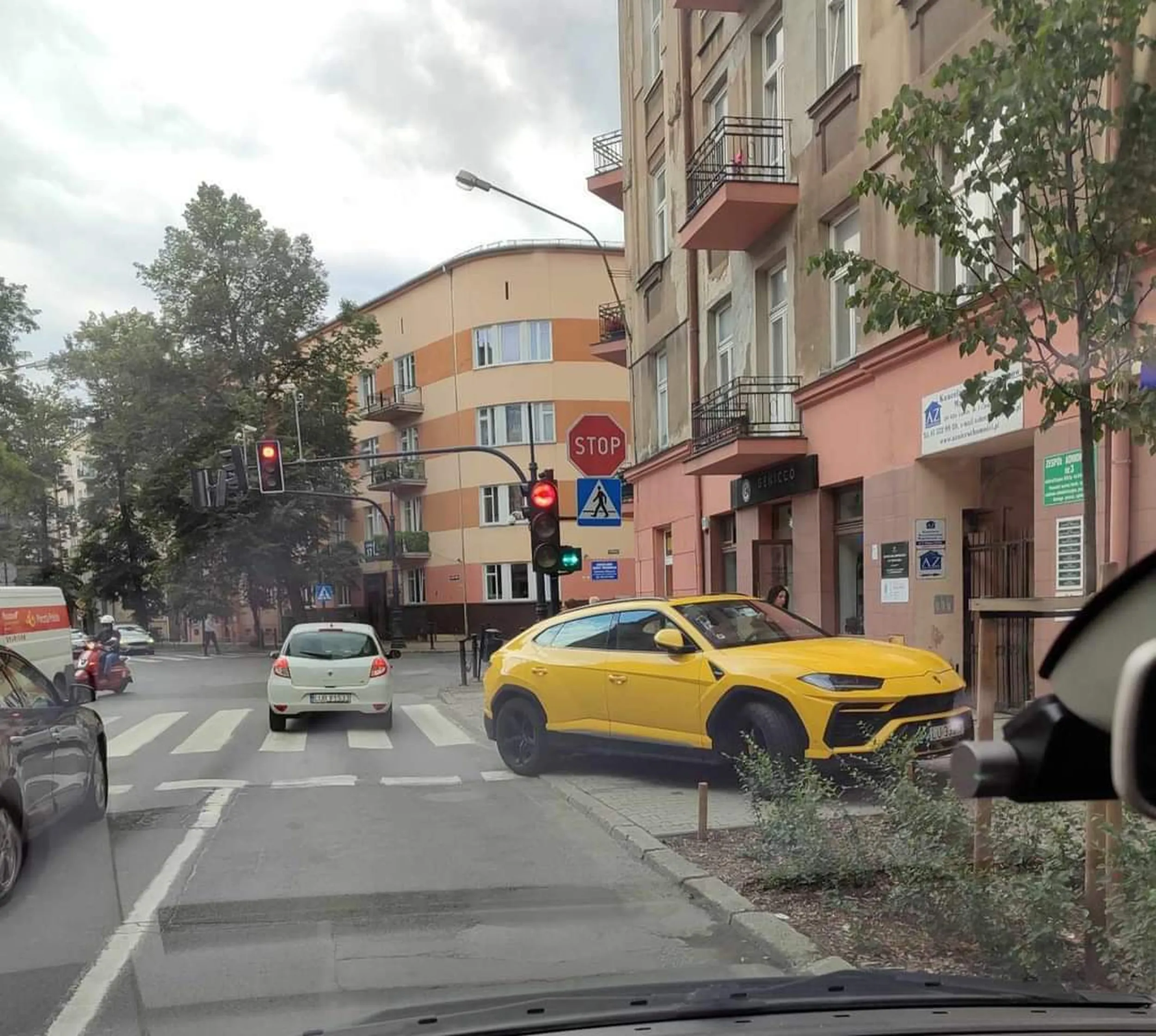 Burak jakich mało.. Ma w d*pie wszystkich dookoła, ale czego się spodziewać po polityku z wyrokiem za śmiertelne potrącenie na przejściu.