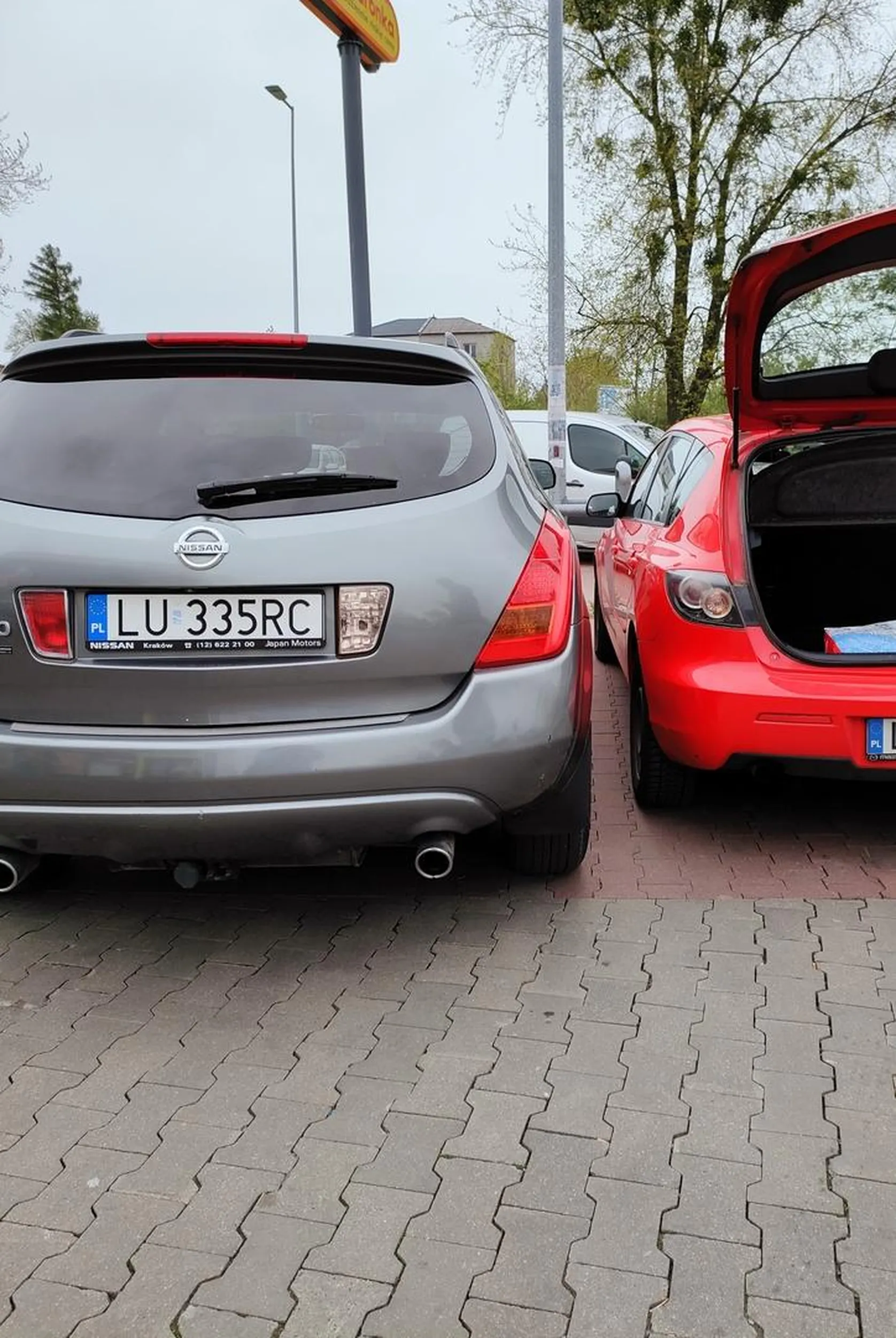 Dziękuję kierowcy! Wsiadłam, od drugiej strony, ale zalecam jednak pomyśleć o innych kierowcach. Nie pozdrawiam.