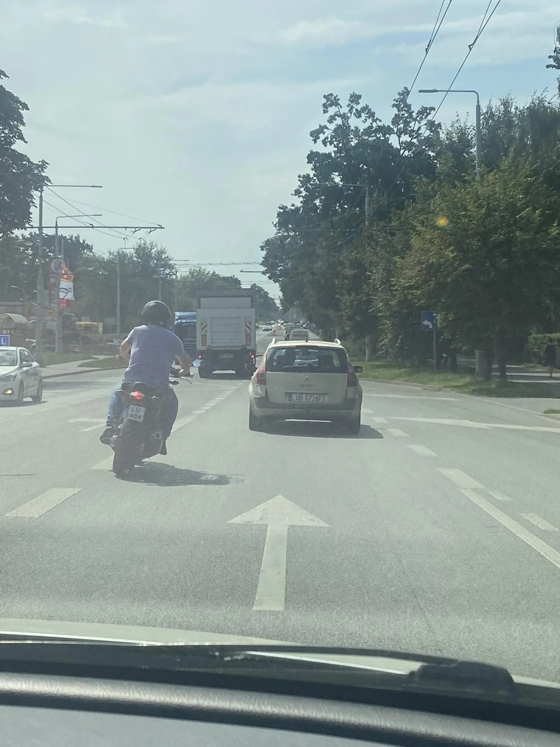 ,,motocyklista” wyprzedza i hamuje cały czas. Prawie auto stanęło mi dęba jak wjechał przed moje auto i musiałem hamować. Nie polecam człowieka