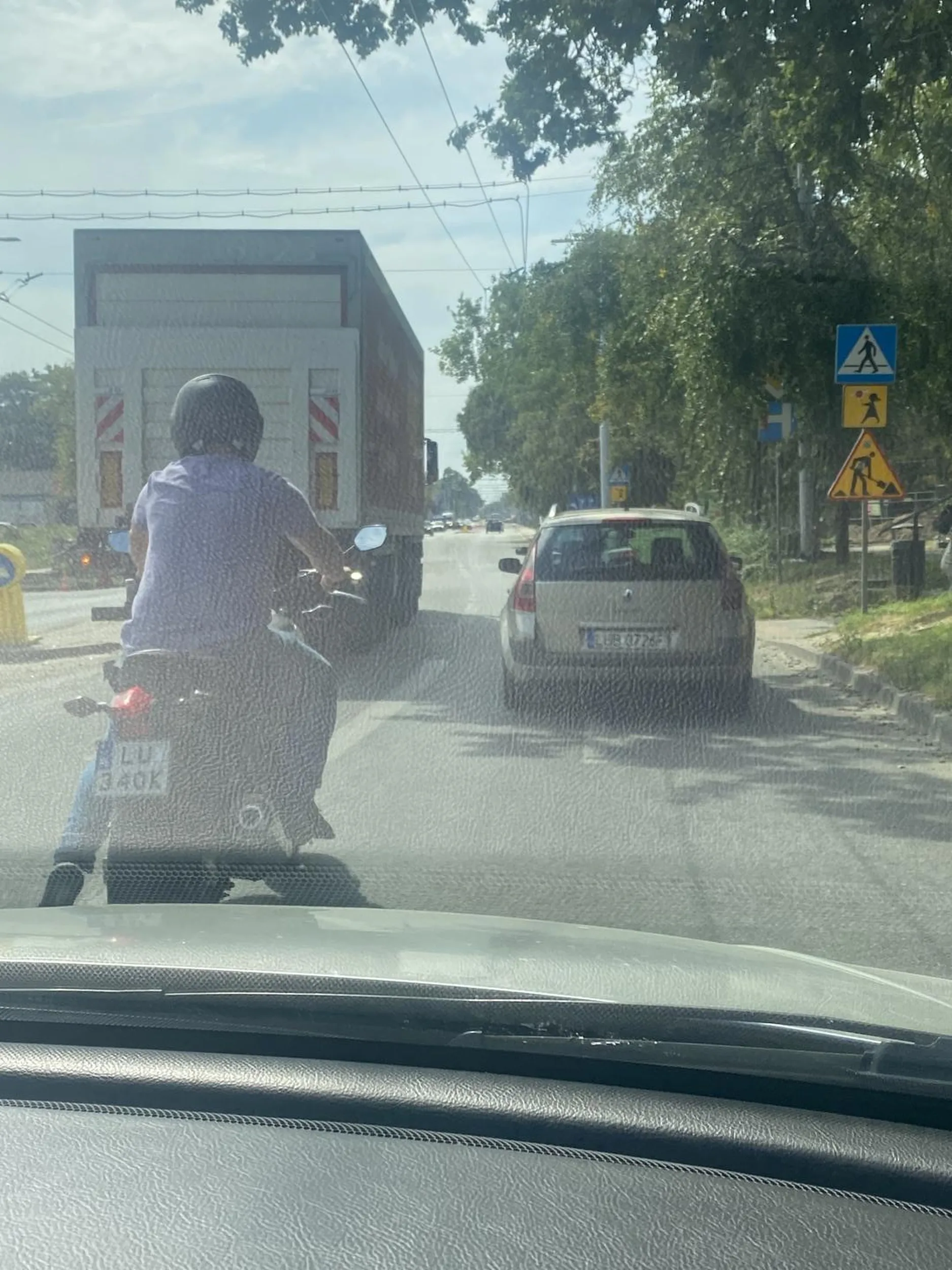 ,,motocyklista” wyprzedza i hamuje cały czas. Prawie auto stanęło mi dęba jak wjechał przed moje auto i musiałem hamować. Nie polecam człowieka