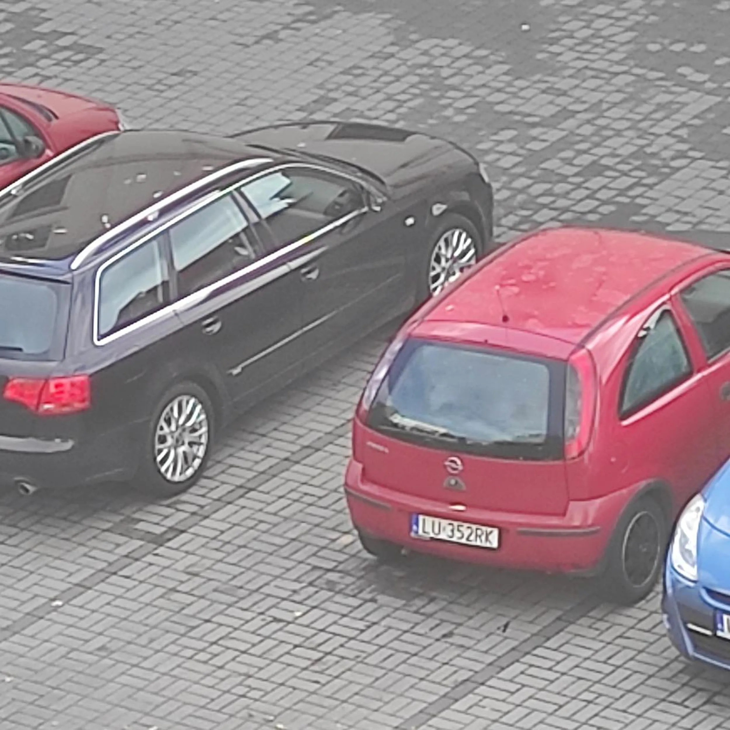 Kolejna ameba która nie widzi linii na parkingu. Chyba chce pompować koła to się nauczy że to nie pole z miedzą