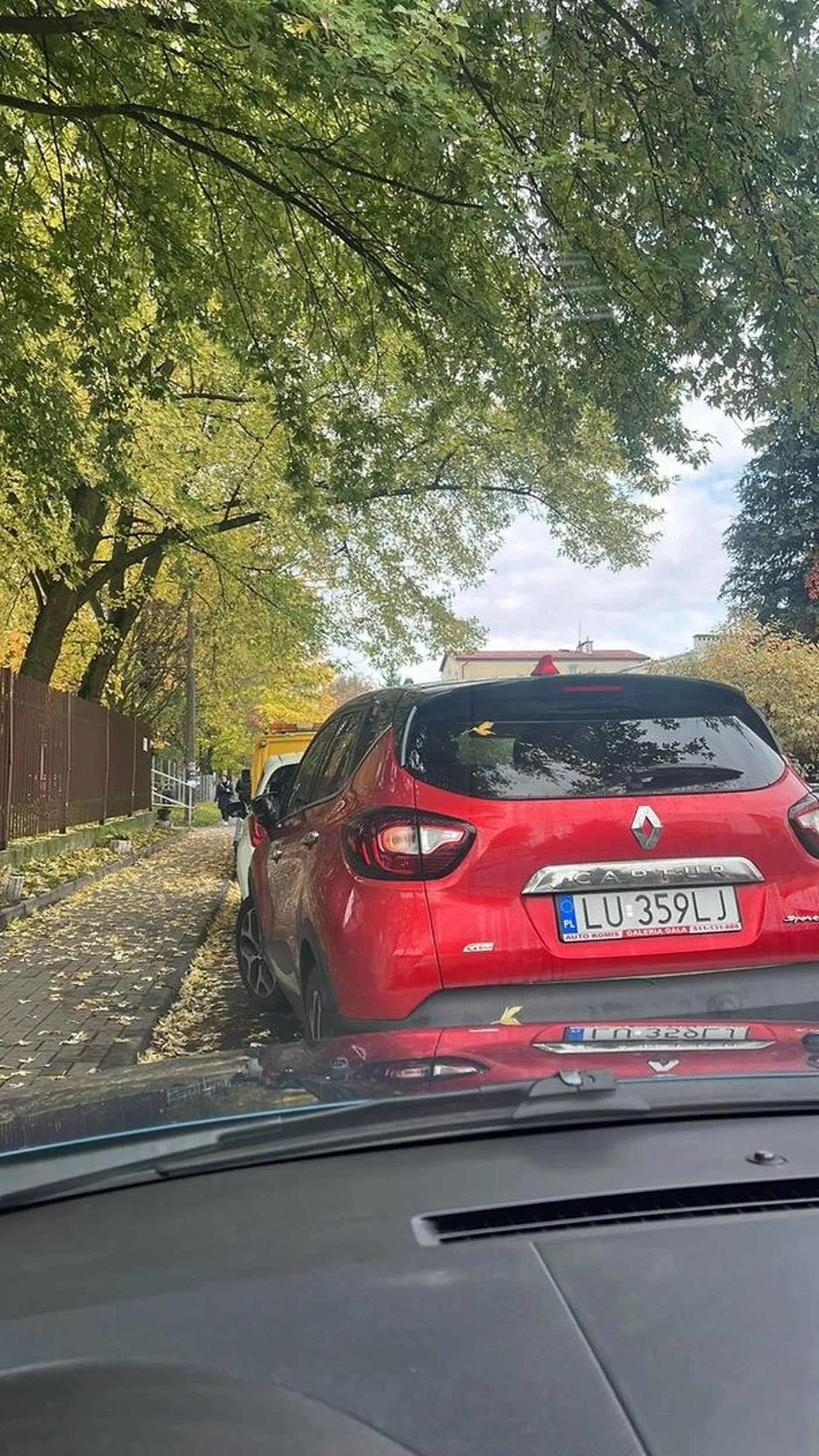 mistrzyni parkowania, może i na centymetry od zderzaka ale za to krzywo