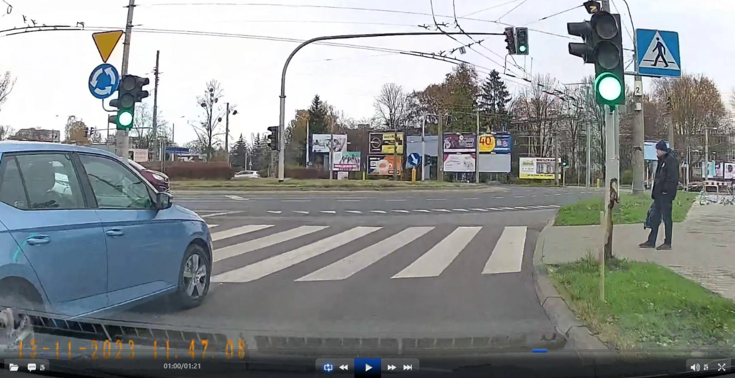 Pani to chyba jest niedouczona. Nagranie z kamerki samochodowej trafi jeszcze dzisiaj na policje celem ukarania cie mandatem za zmiane pasa ruchu na skrzyżowaniu, linii ciągłej oraz przejściu dla pieszych. Jeszcze próbujesz wmówić komuś że to nie Twoja wina i że nic się nie stało. Jazdy doszkalające dla takiej melepety co prawko wygrała w czipsach to i tak najnizszy wymiar kary. Omijać szerokim łukiem - ameba drogowa.