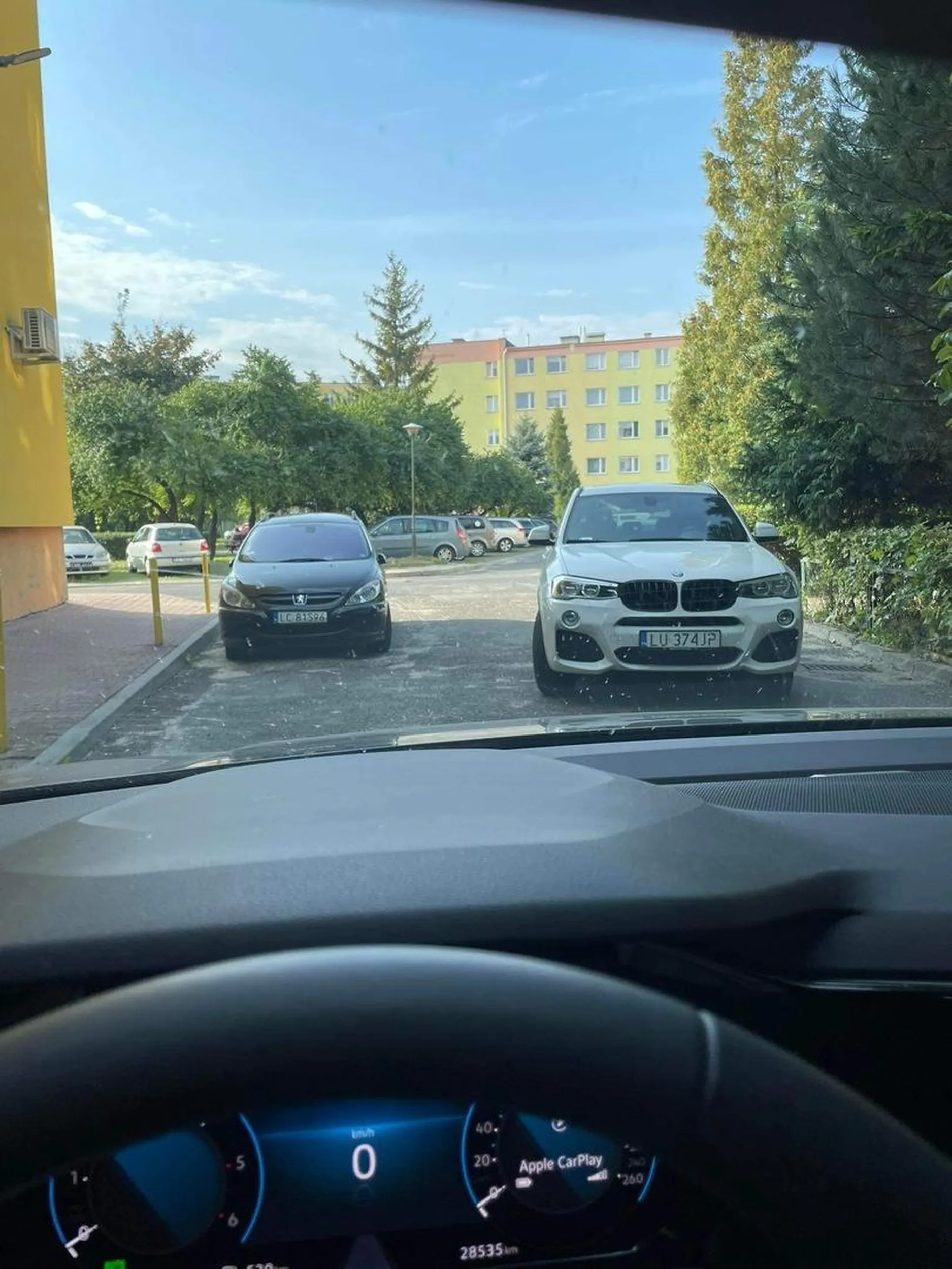 Czemu nie zablokować przejazdu na 3 samochody? BMW to stan umyslu