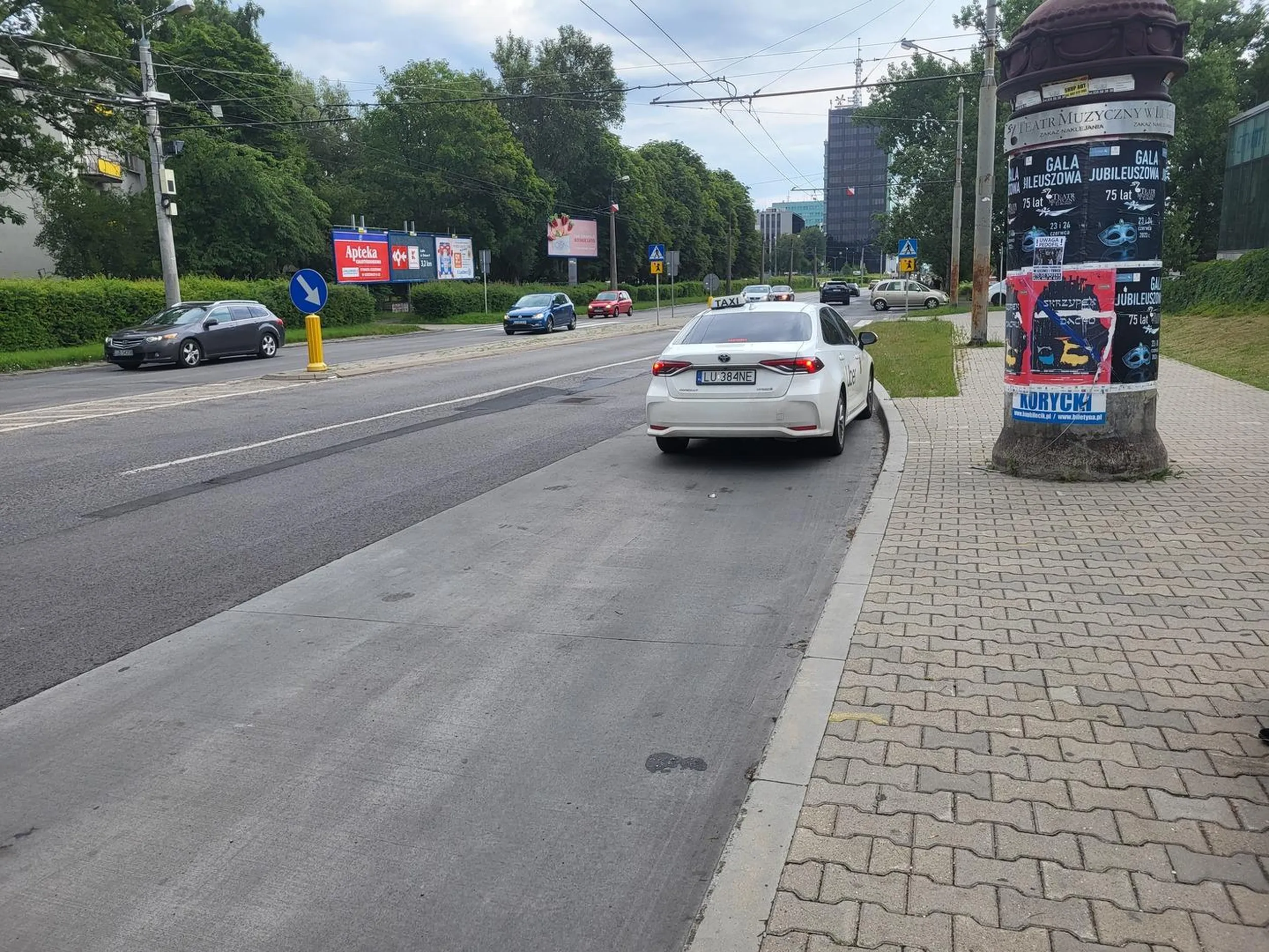 Modne zatrzymanie na przystanku w oczekiwaniu na pasażera... to na prawdę utrudnia pracę kierowcom autobusów.