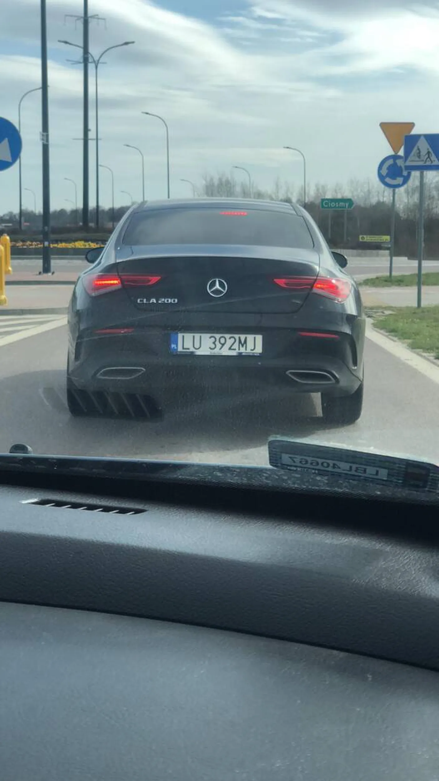 Kierowca tego samochodu tamuje ruch, jedzie 60 na 90.