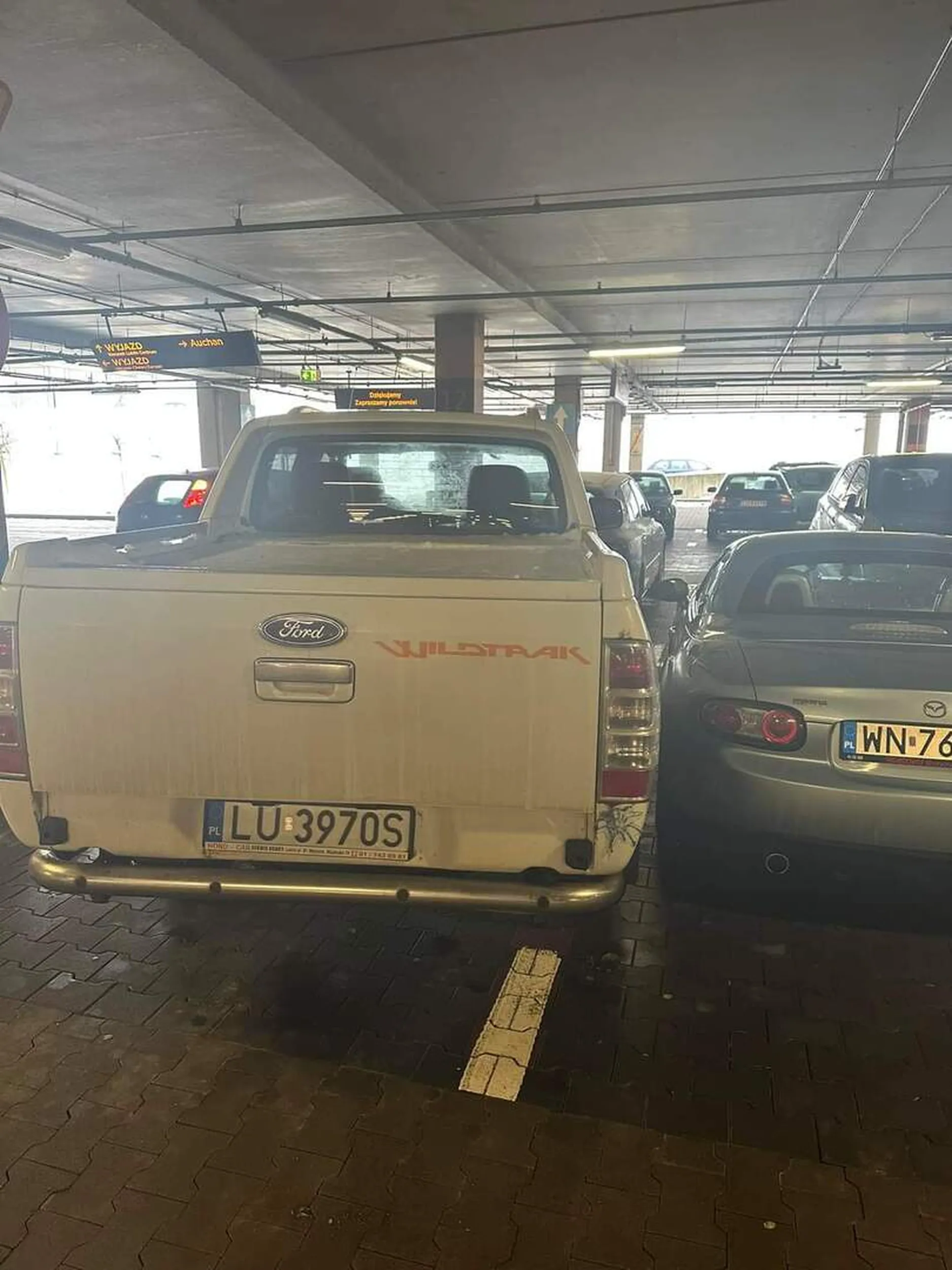 polecam parkowanie jeszcze blizej. Z drugiej strony tez nie bylo szansy na otworzenie drzwi. Prawie 45min czekania na imbecyla