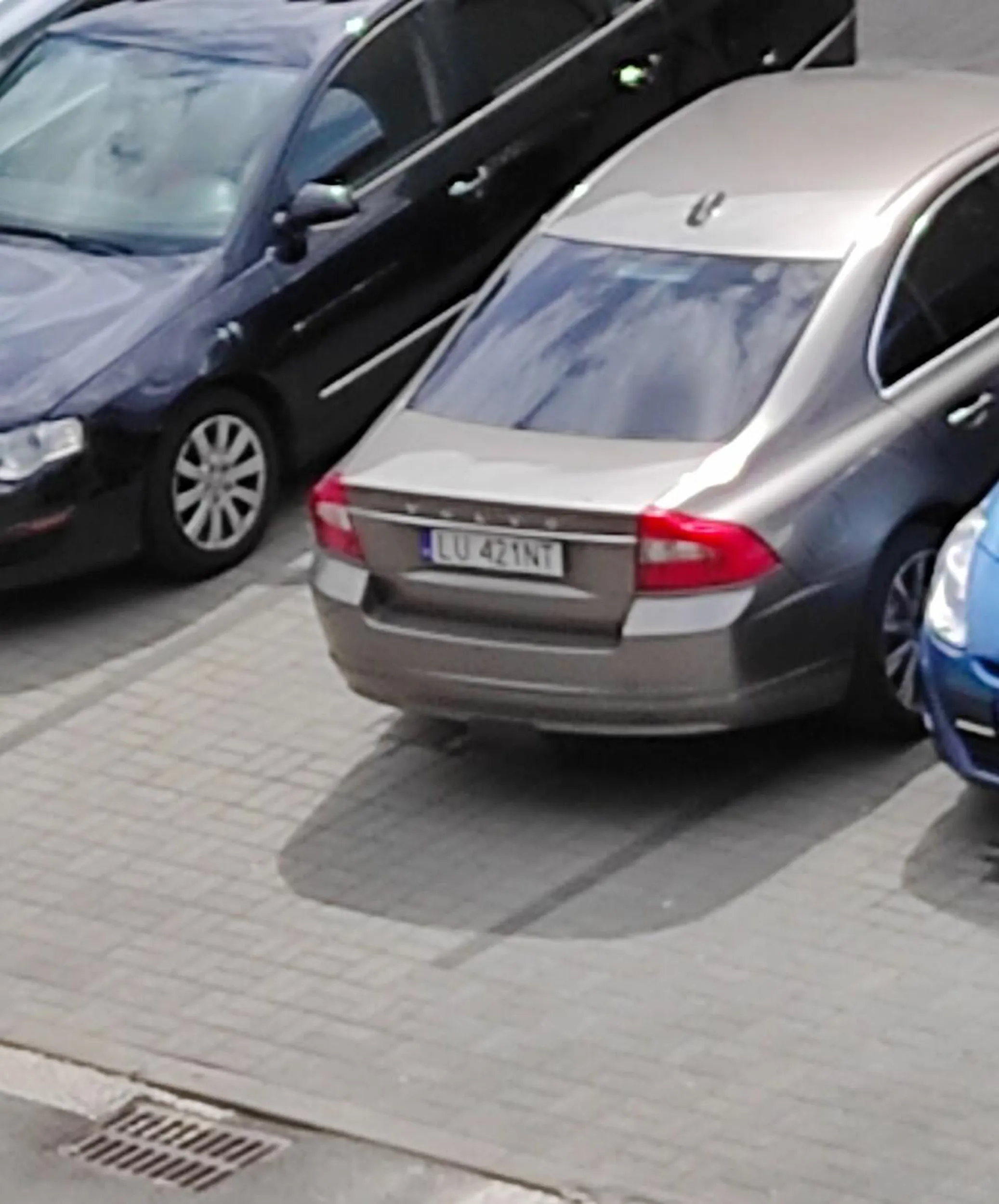 Kolejny ślepy na parkingu nie widzi namalowanych linii