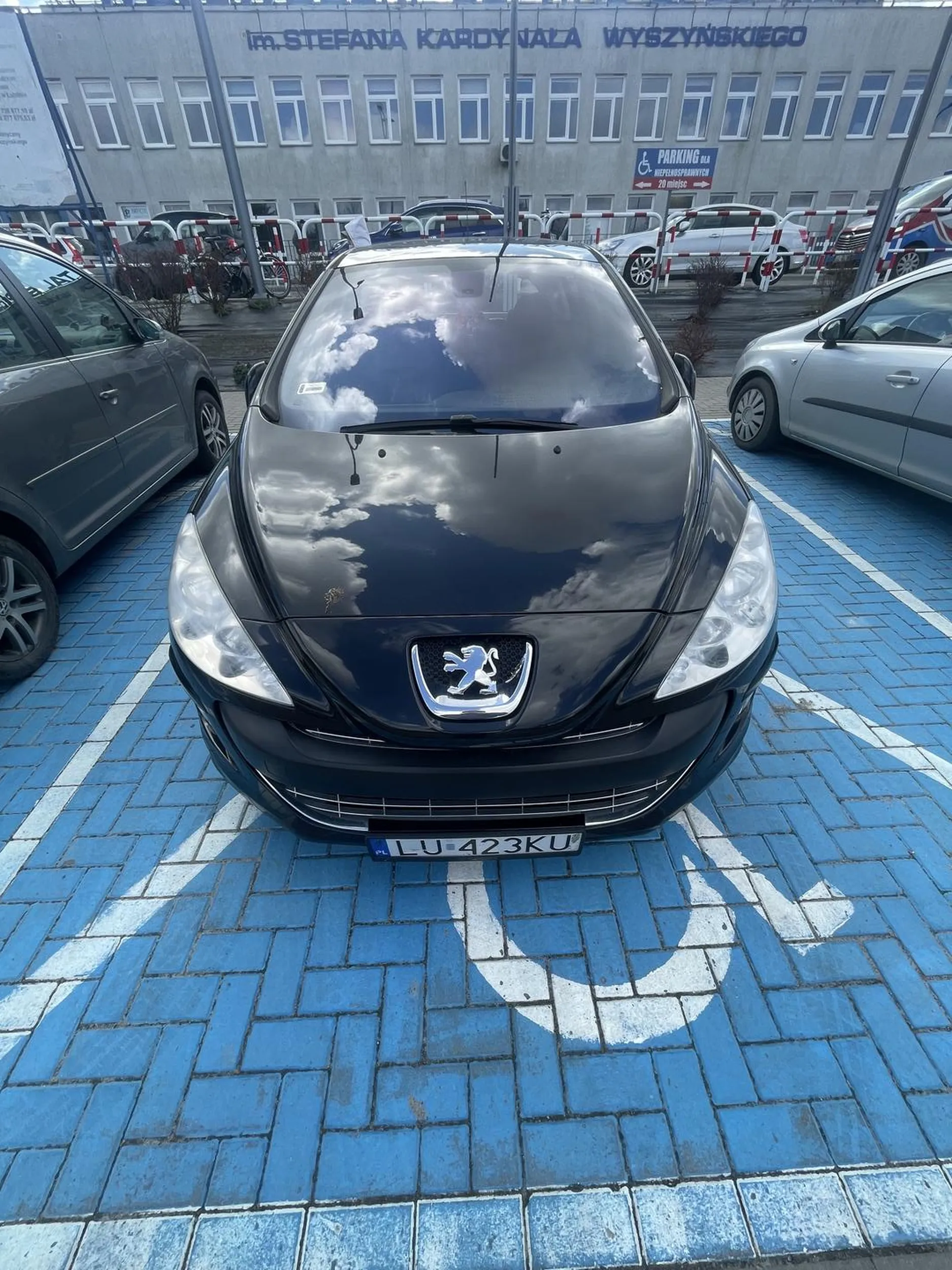 Parkuje na miejscu dla niepełnosprawnych mimo że nie posiada uprawnień do parkowania na tym miejscu