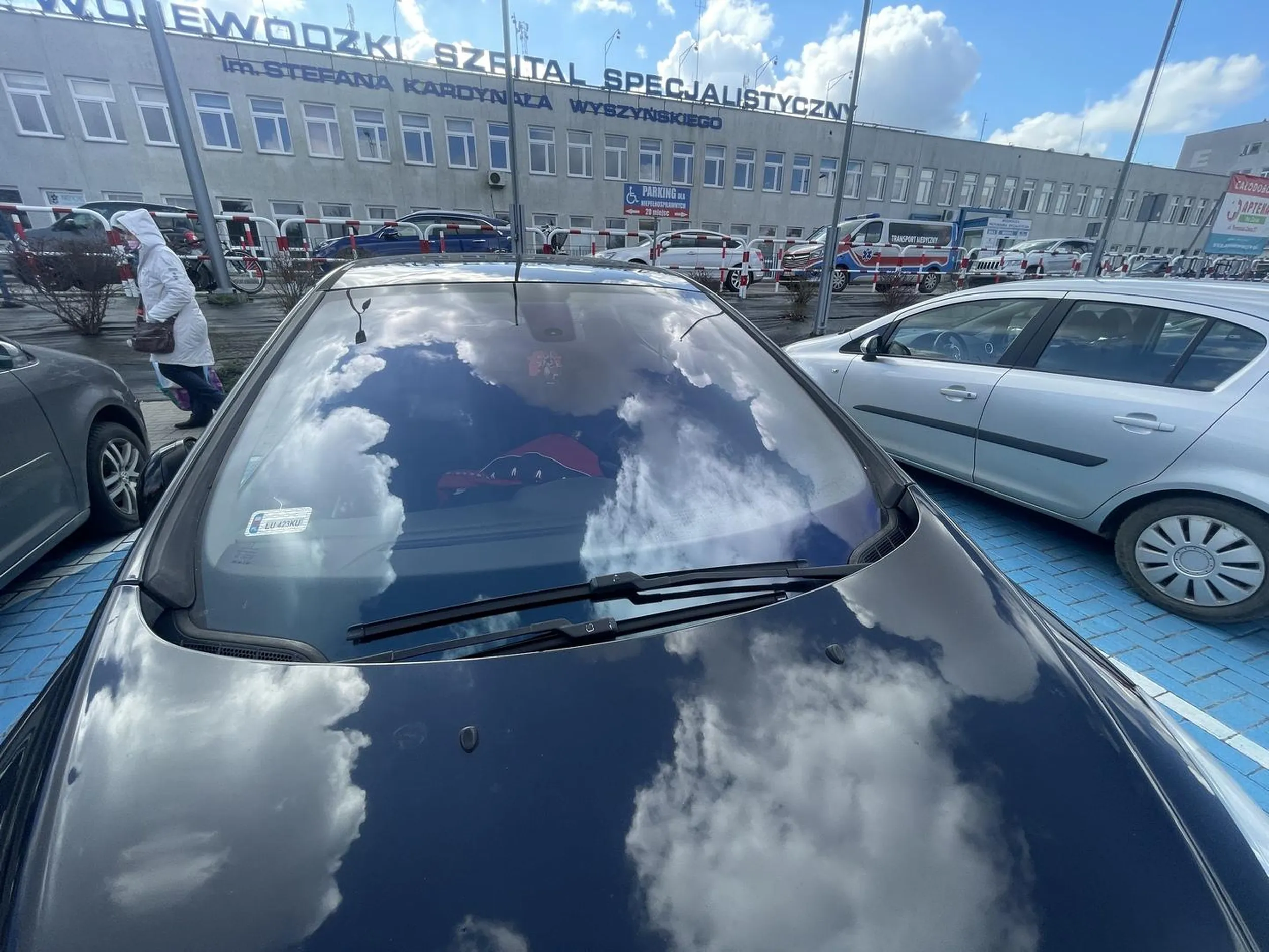 Parkuje na miejscu dla niepełnosprawnych mimo że nie posiada uprawnień do parkowania na tym miejscu