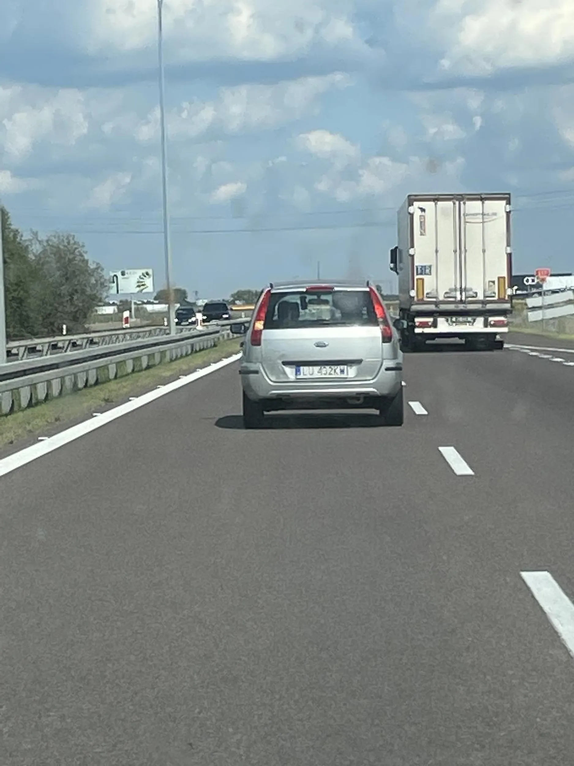 Kierowca jedzie drogą szybkiego ruchu cały czas po lewej stronie, nie zjeżdża na prawo w ogóle - trzeba go wymijać prawym pasem. Ciągle ma włączony kierunkowskaz albo w lewo albo w prawo ale jedzie tylko prosto. Masakra