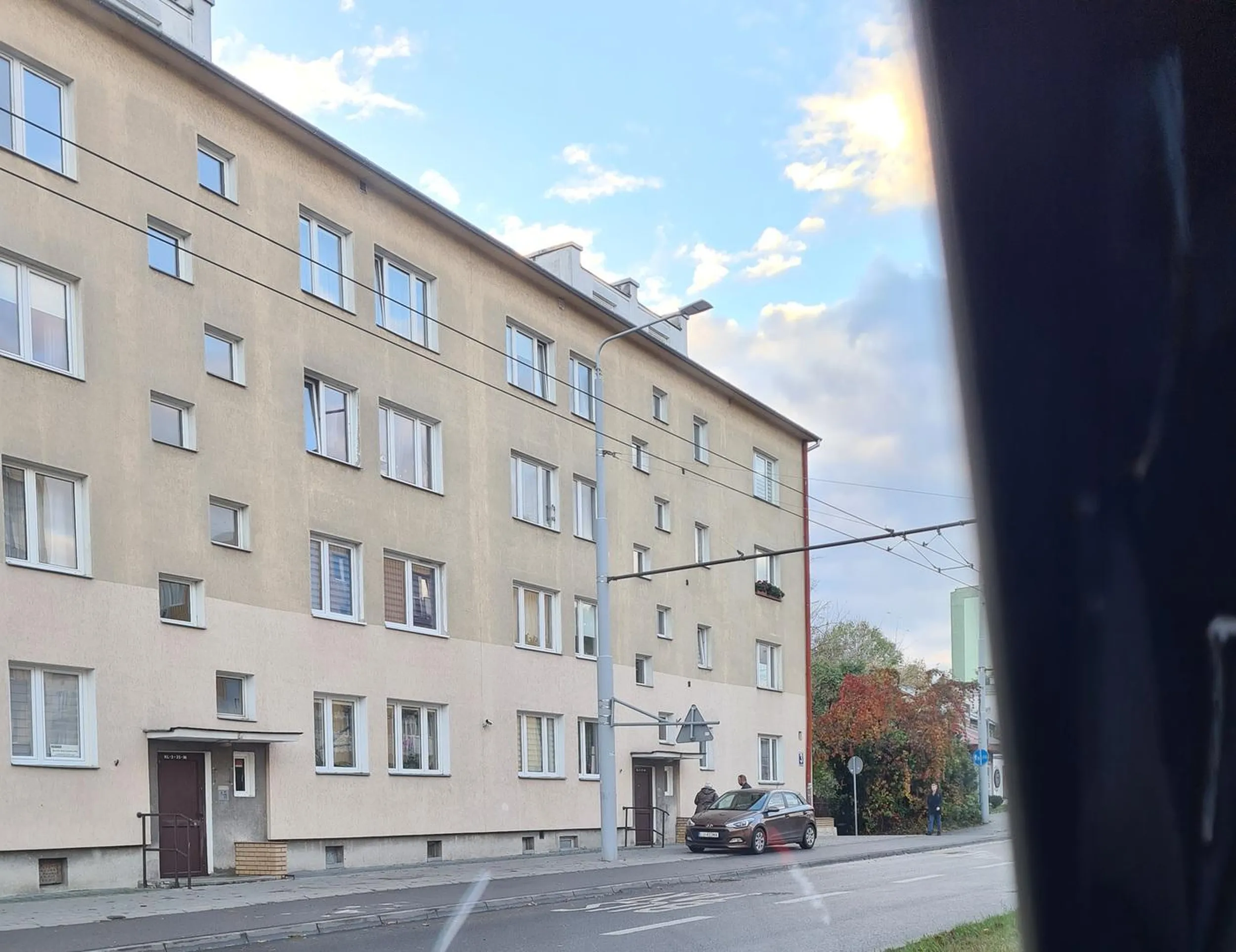 Jeździ po chodniku i drodze dla rowerów