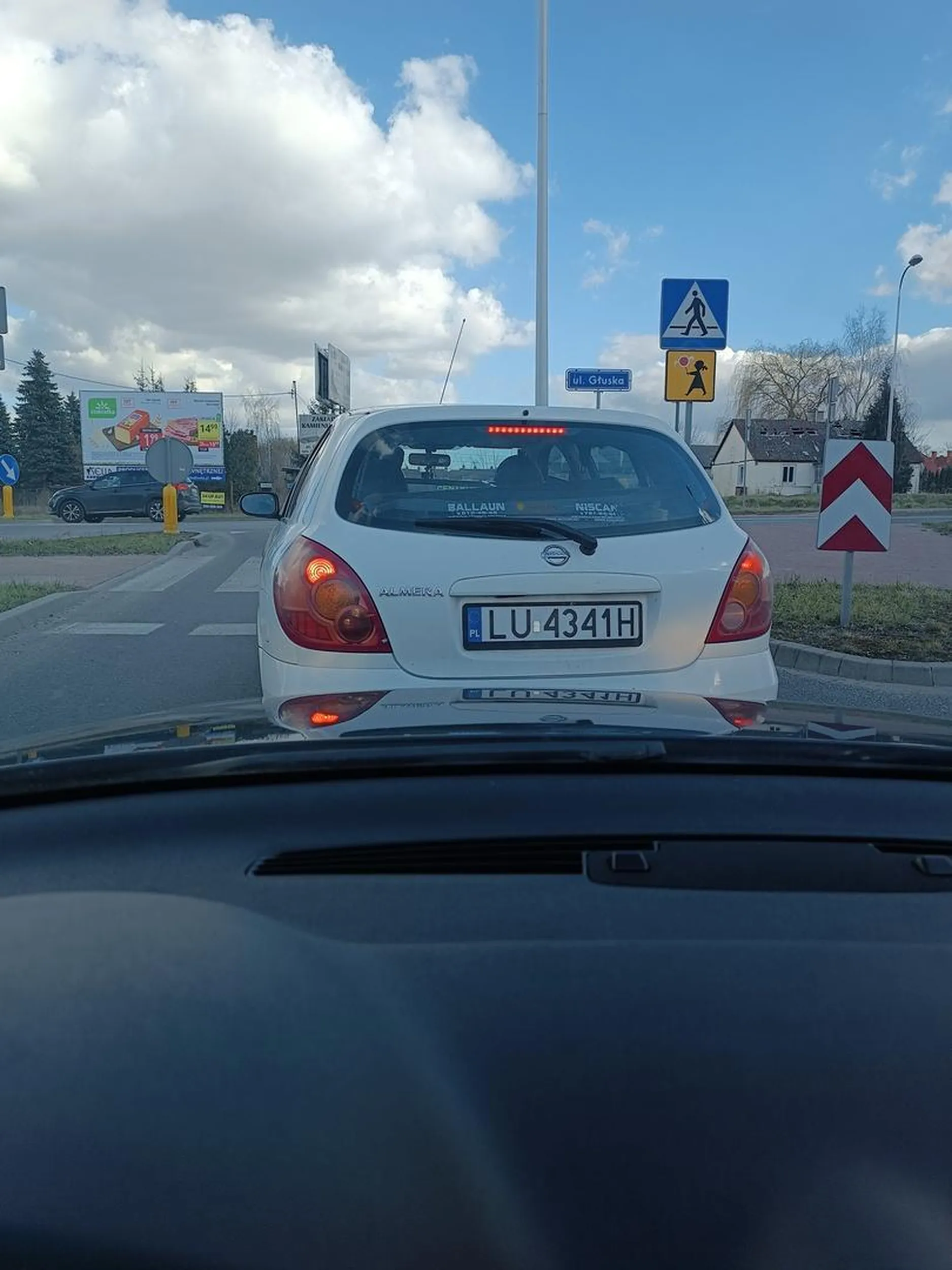 Dziadek nie potrafi jeździć, w ostatnim momencie na ciągłej decyduje że on skręca w lewo