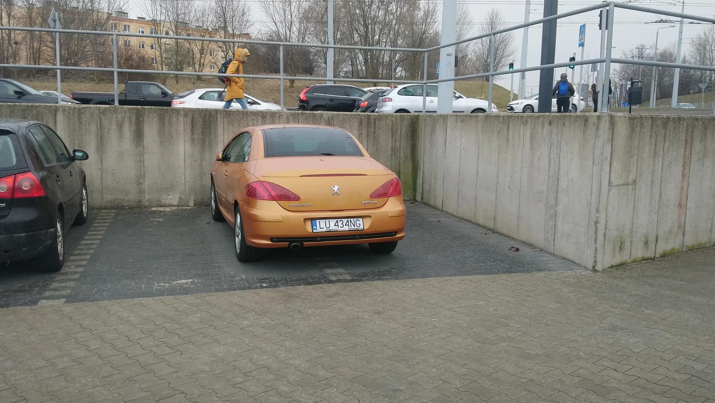 Komentarz zbędny. Nie ogarnal parkowania.