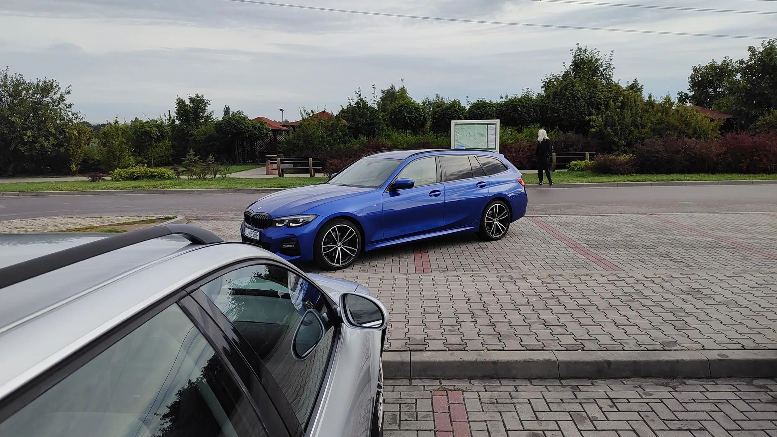 Parking nawet w połowie nie był zapełniony. Spojrzałem na markę i wszystko było jasne