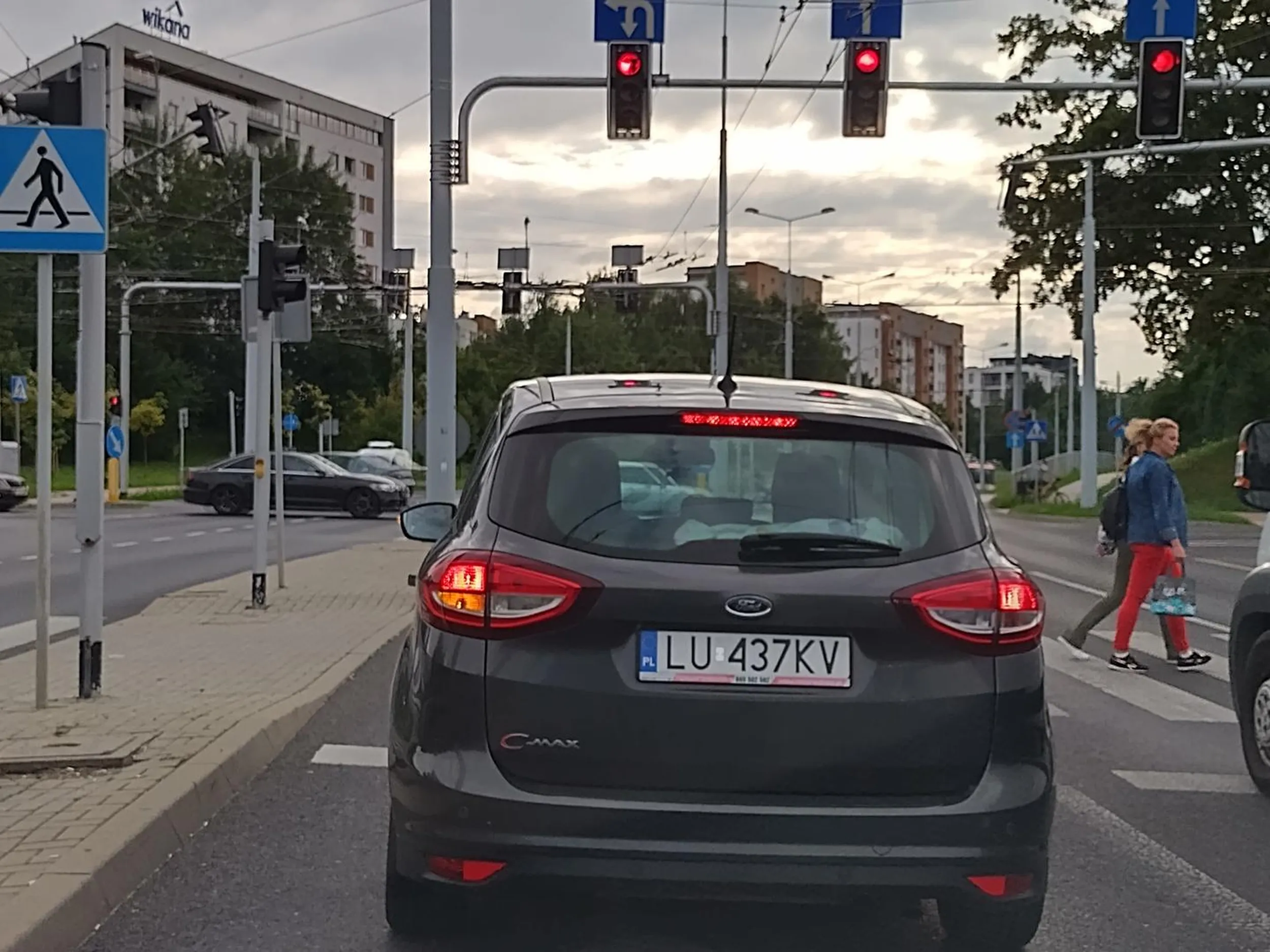 Jedzie ten oto jegomość i się ciągle wpycha. Wyprzedza wiedząc że zaraz będzie skręcać a potem mu miejsca brakuje więc kierunek i się wepchnąć.... Co za imbecyl!!!!