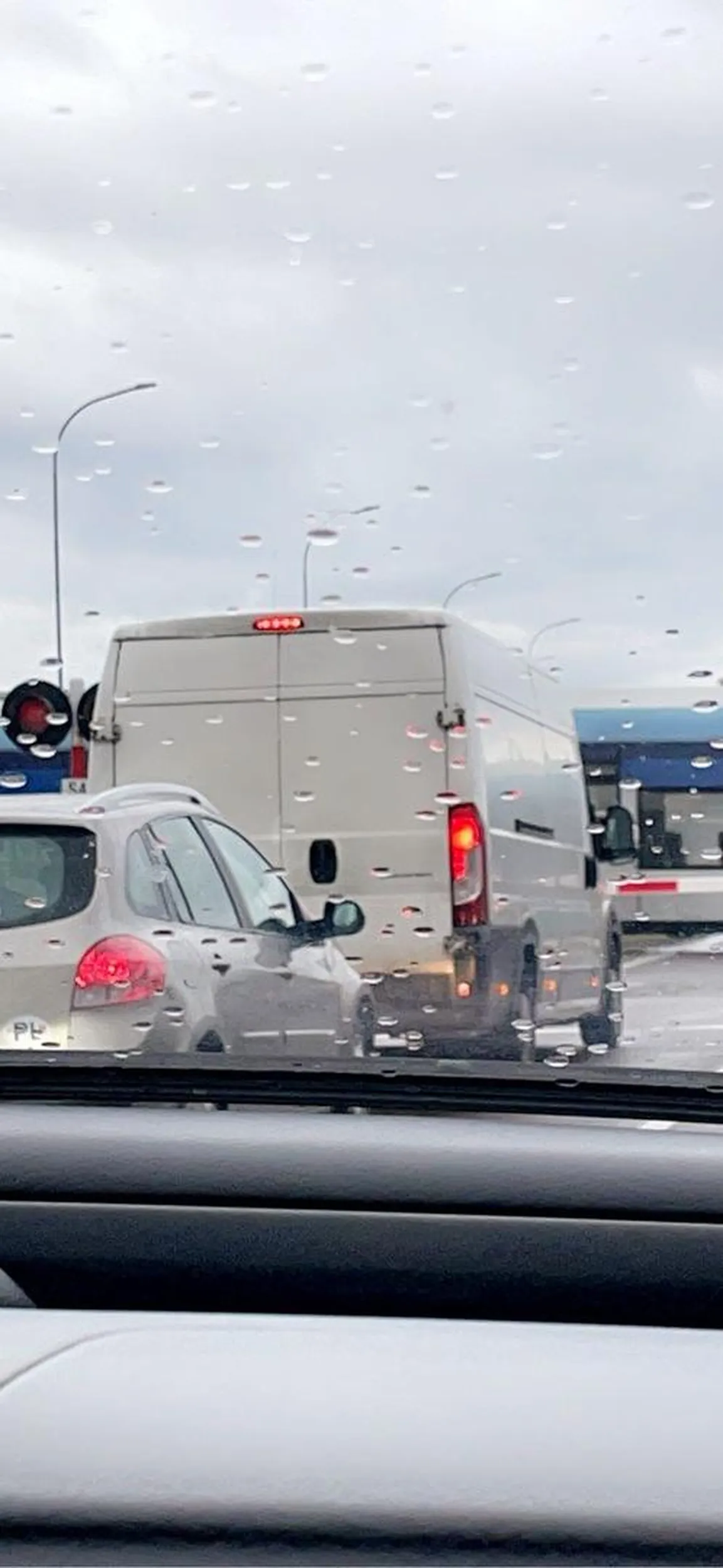 Cymbale z busa nie to ze siedzisz komuś na dupie to gdy ktoś cie puszcza to nie jedziesz a później się gapisz jak na wroga. Uważajcie na kierowcę