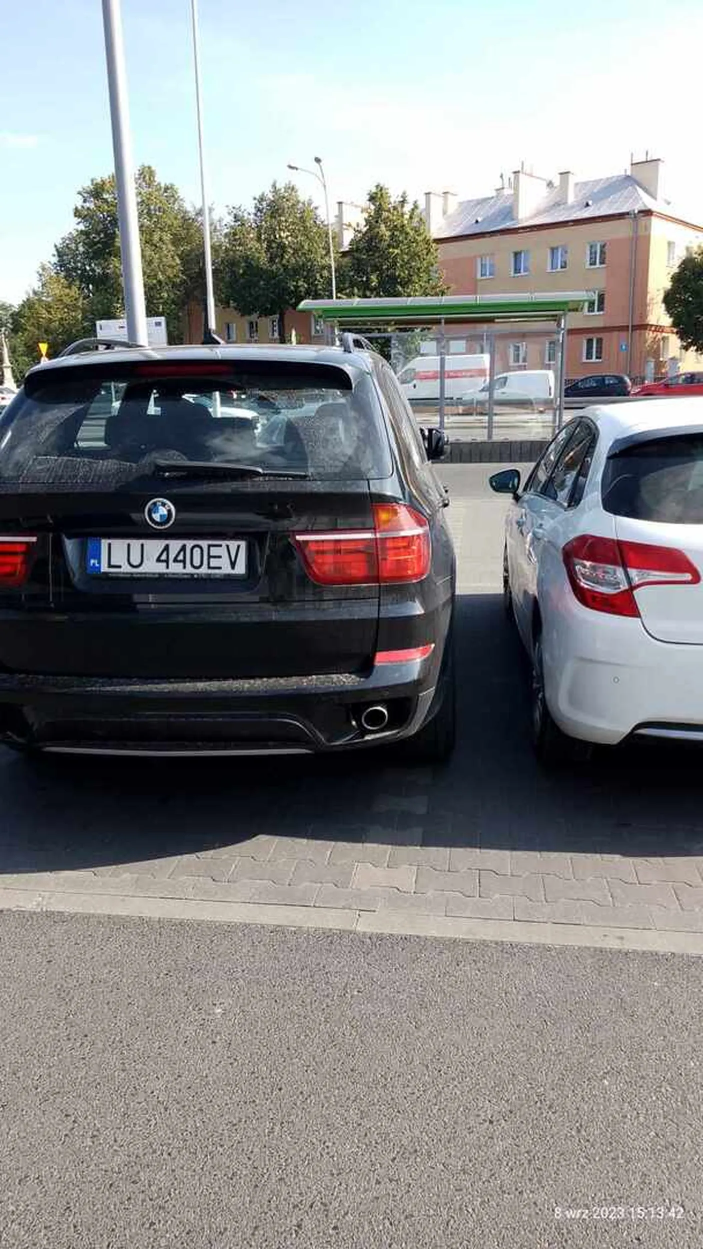 Ktoś nie umie parkować?