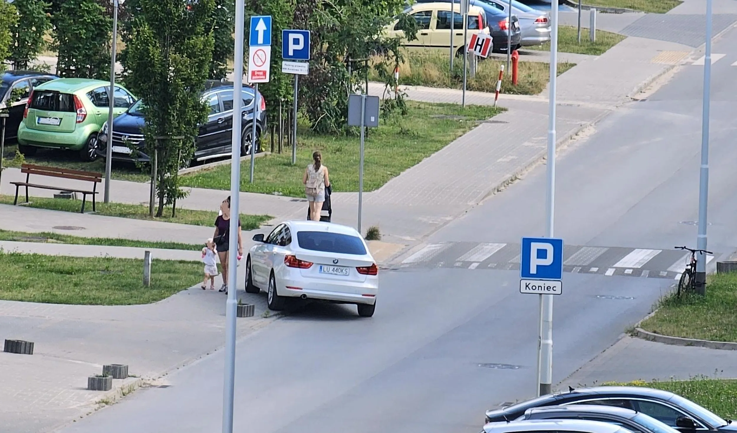 Chamskie parkowanie na chodniku