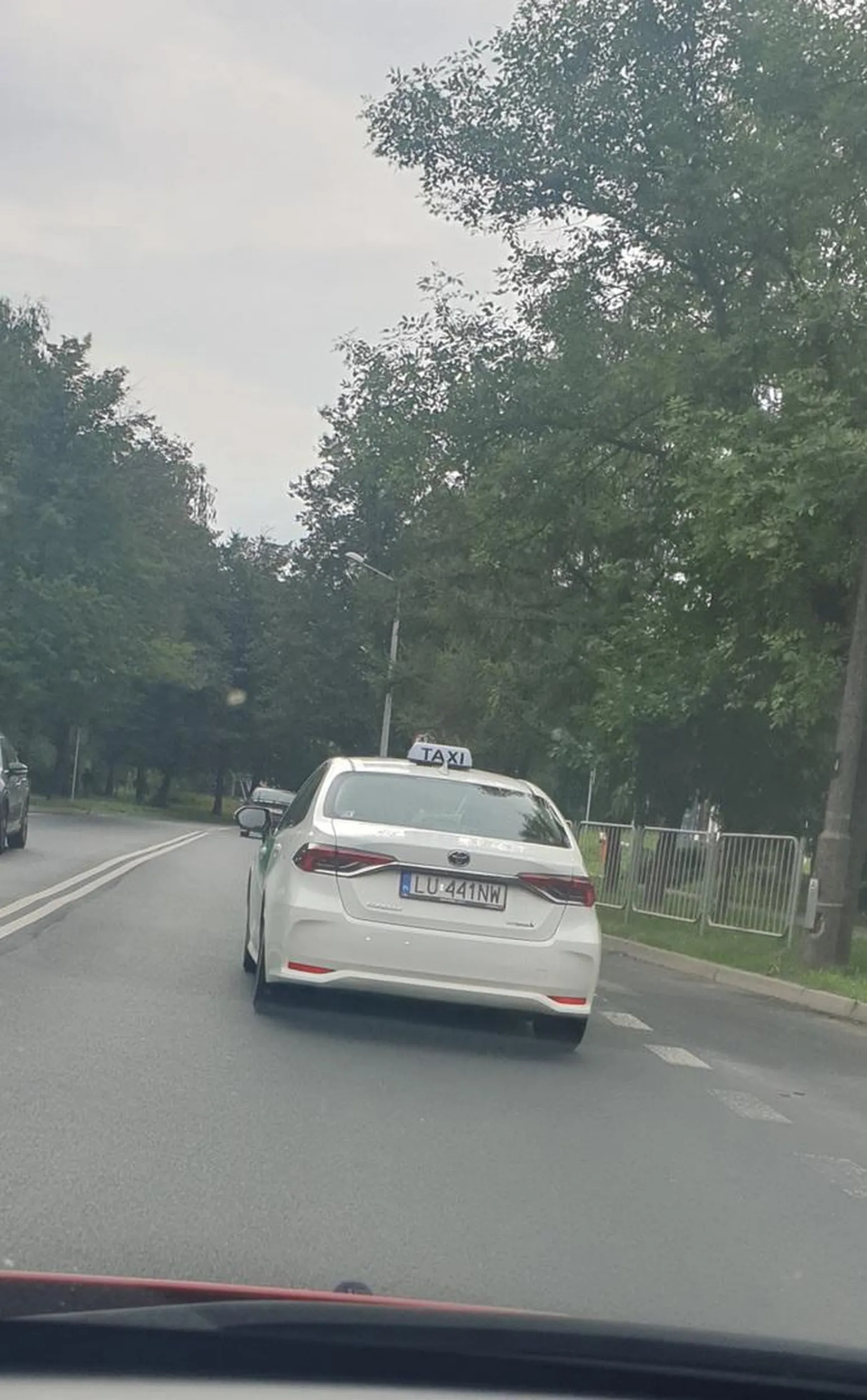 Kierowca Bolta chyba zapomniał do czego służą kierunkowskazy w aucie. Uważajcie, bo wpycha się przed was nie sygnalizując zmiany pasa, jeździ slalomem i na zakrętach tez nie wie, że trzeba użyć kierunkowskazów