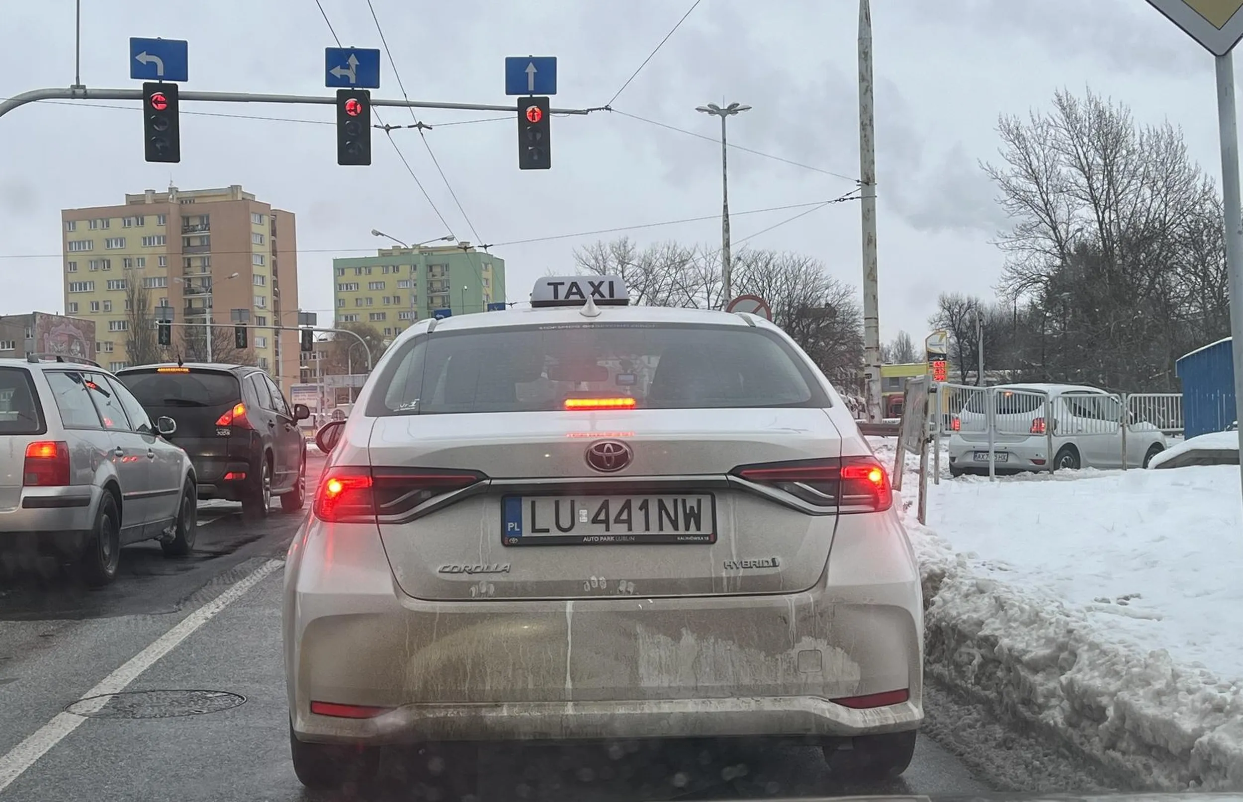 Zmienia pasy i skręca bez kierunkowskazów, kolejny taksówkarz, który nie umie jeździć, polecam jakiś kurs.