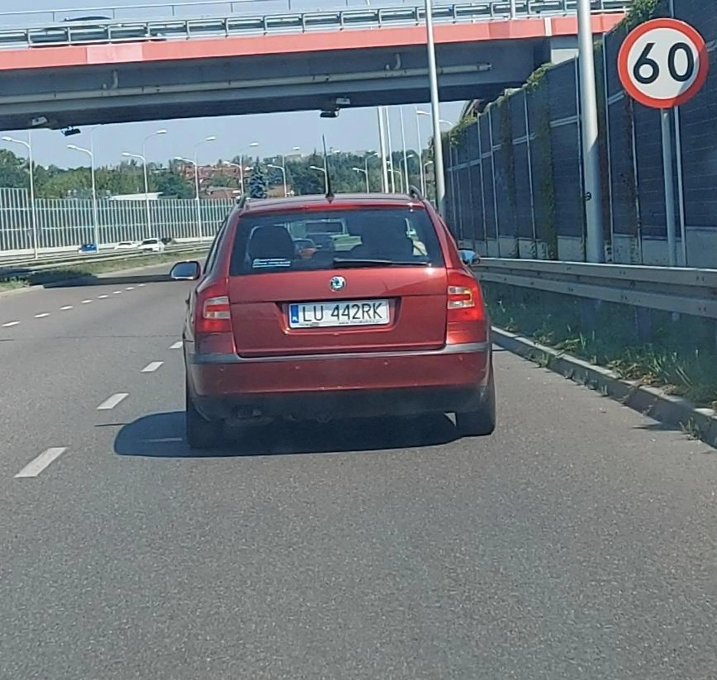 Śmieć z tatuażem wyrzuca śmiecie przez okno...