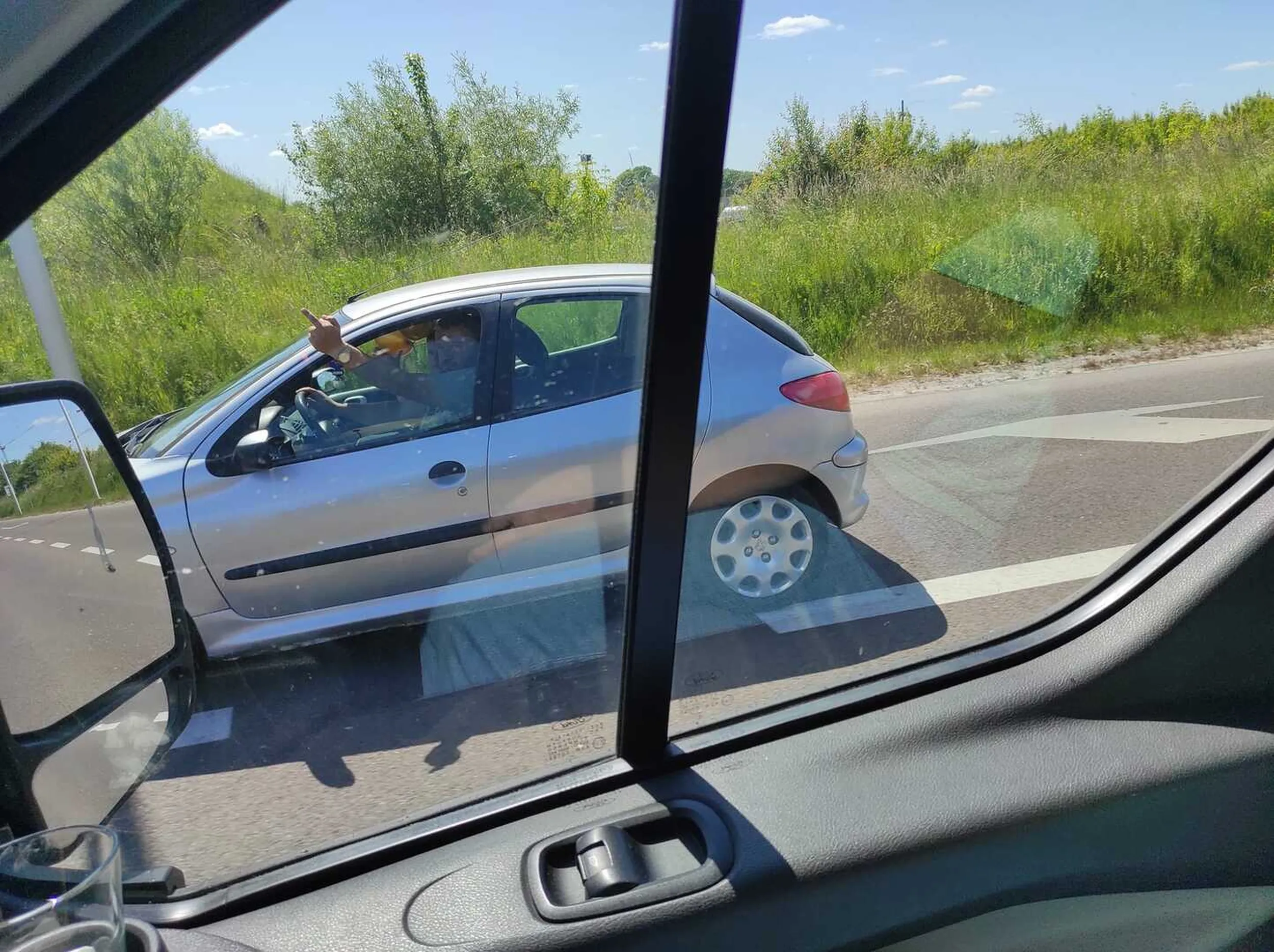 Pozdrawiam "bohatera drogowego" który najpierw powoduje zagrożenie na drodze, a potem...bohatersko tłumaczy (pewnie dziecku) jaki jest gieroj... ..masakra ... współczuję:)