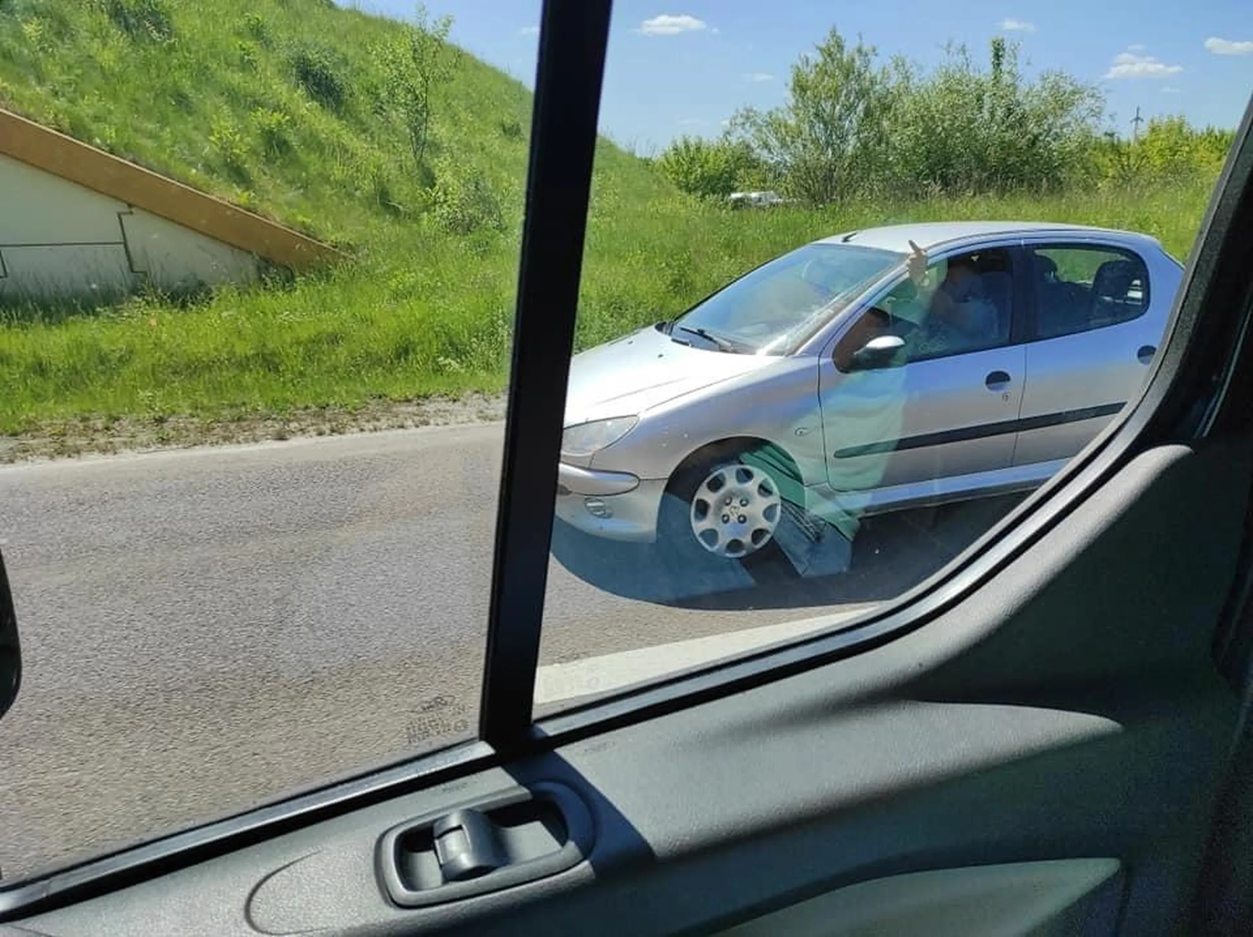 Pozdrawiam "bohatera drogowego" który najpierw powoduje zagrożenie na drodze, a potem...bohatersko tłumaczy (pewnie dziecku) jaki jest gieroj... ..masakra ... współczuję:)