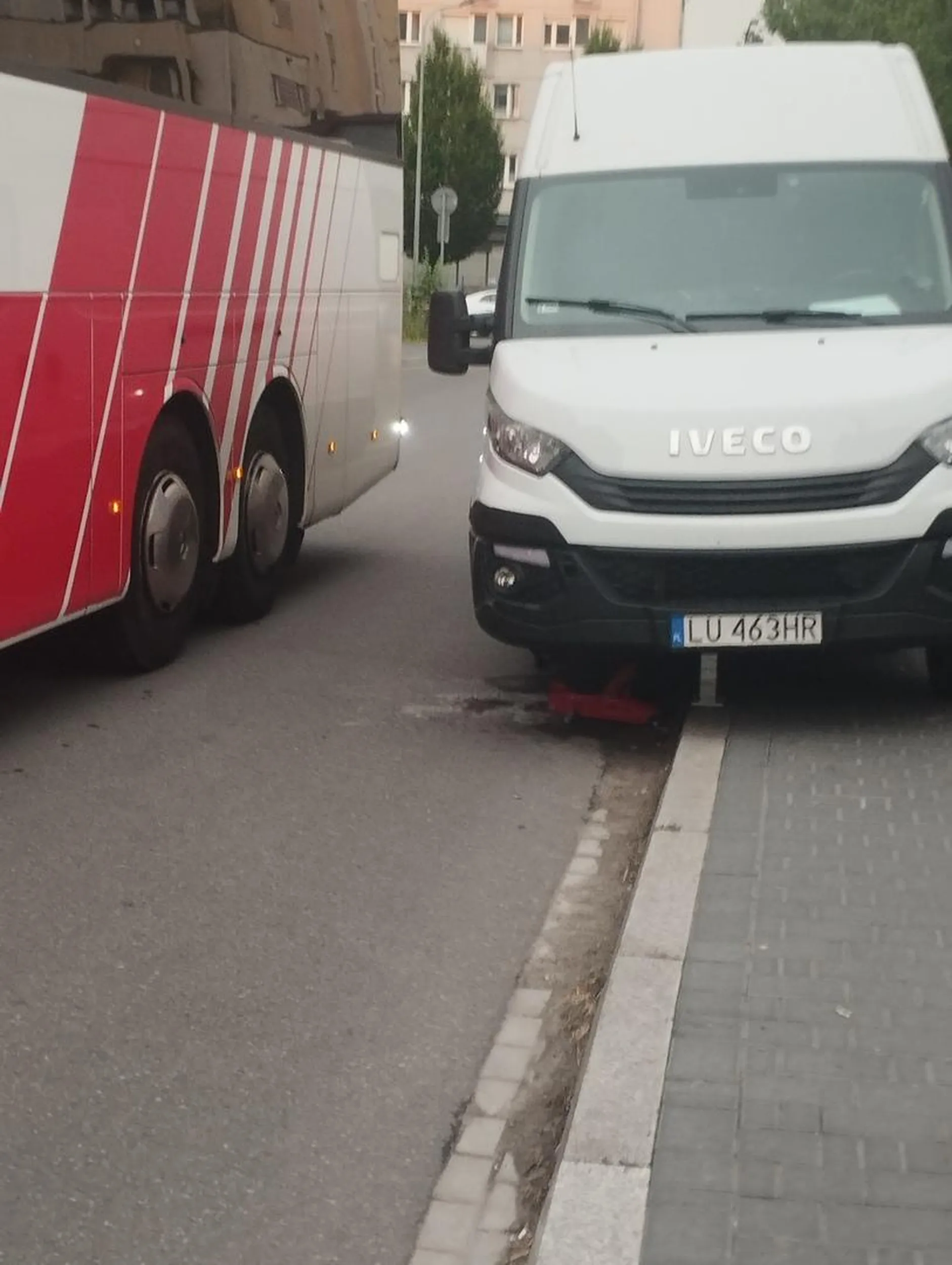 Nie myślę, że chodnik to najlepsze miejsce dla montowania koła (stoi tam już drugi dzień