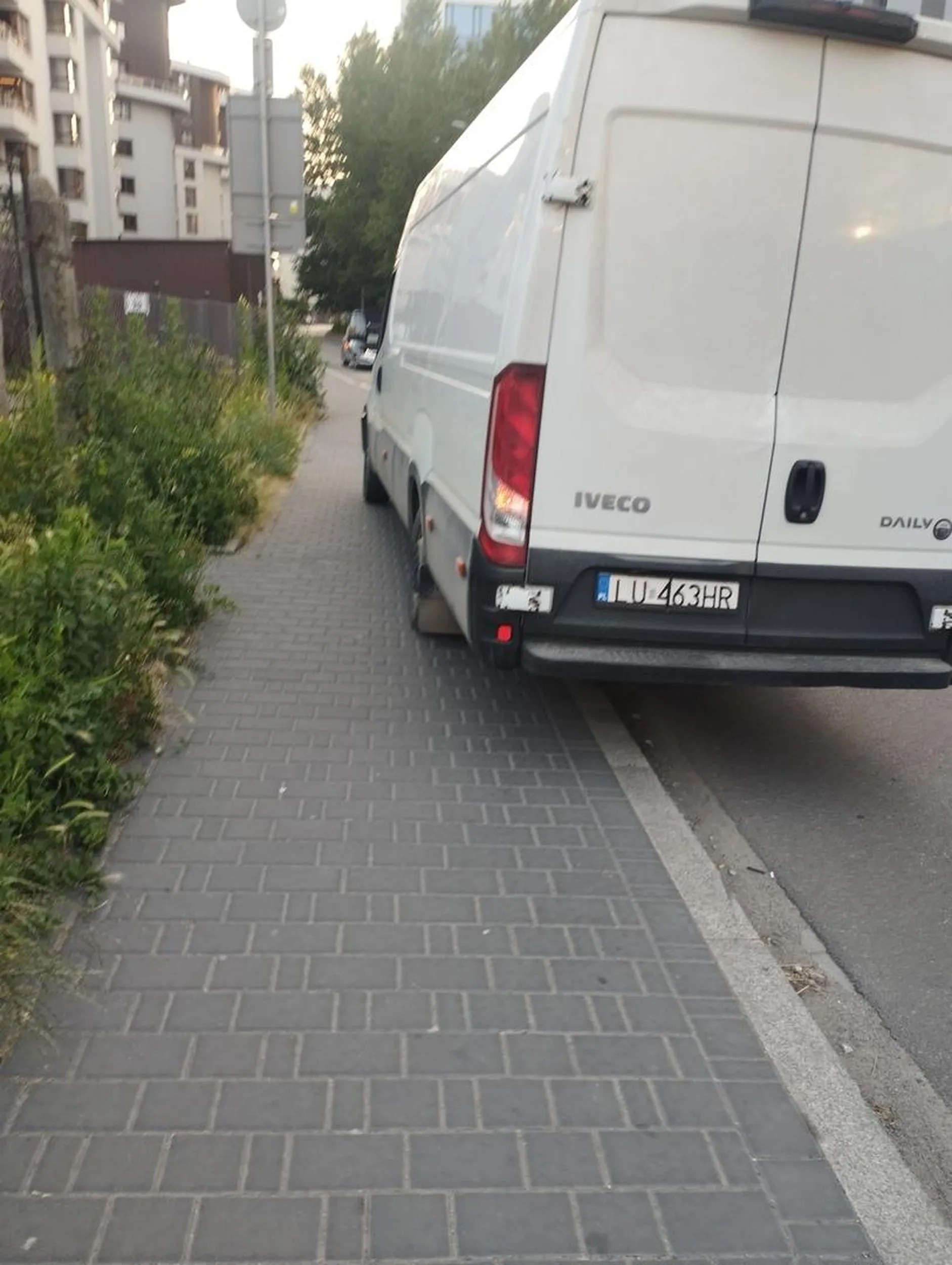 Nie myślę, że chodnik to najlepsze miejsce dla montowania koła (stoi tam już drugi dzień